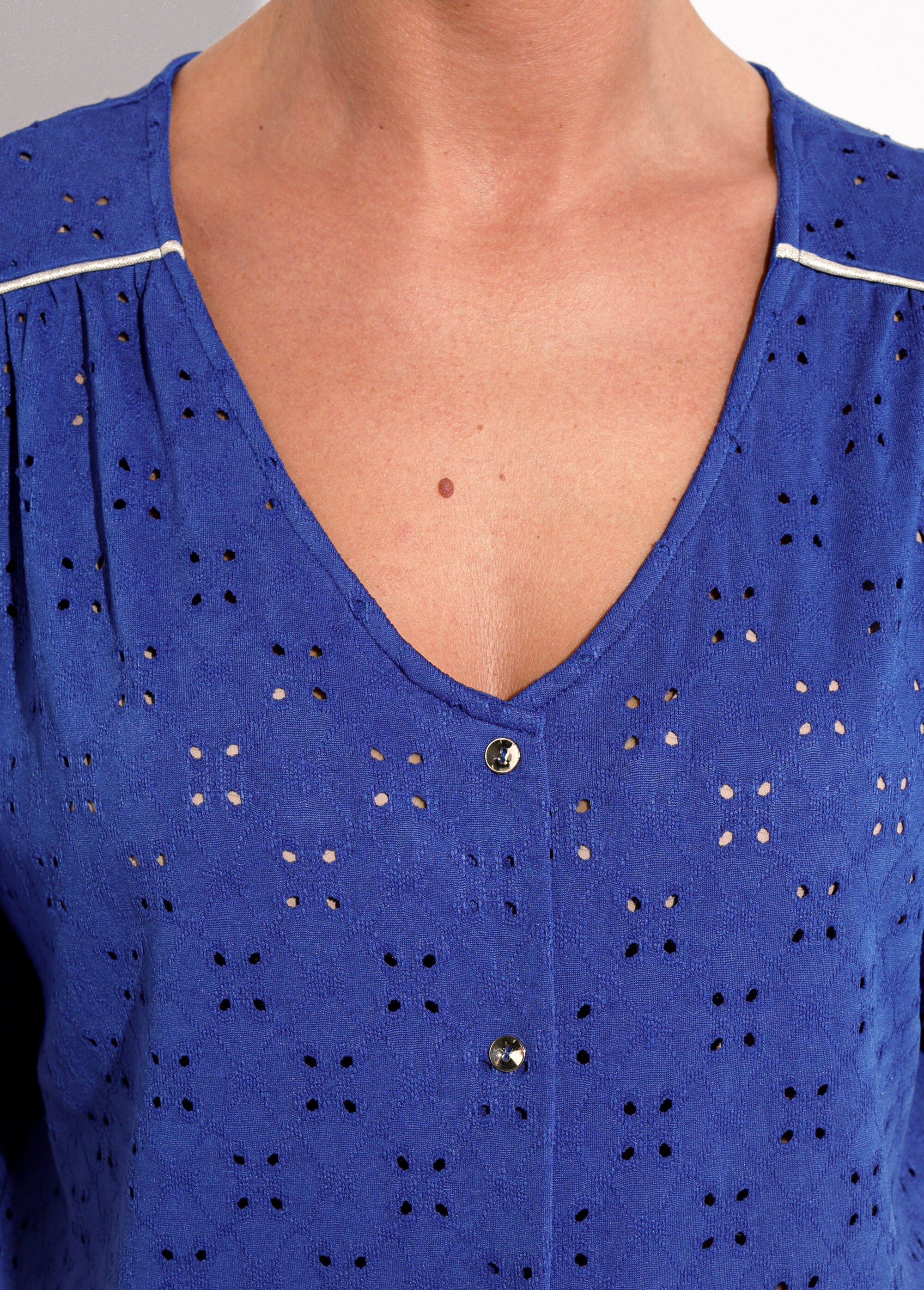 T-shirt col V maille effet broderie