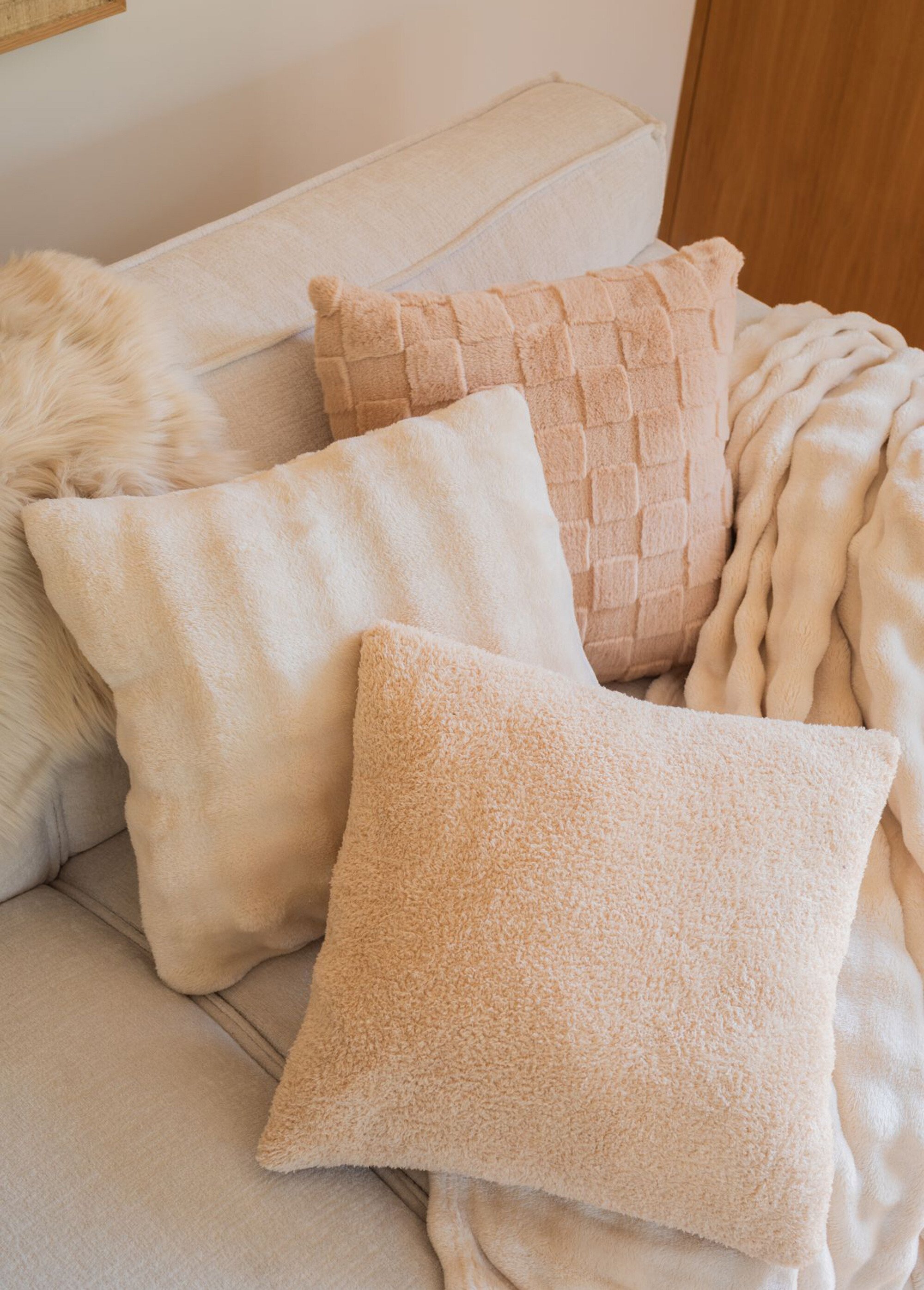 Coussin déco en coral fleece doux Beige TIS-COCOON2 SI2