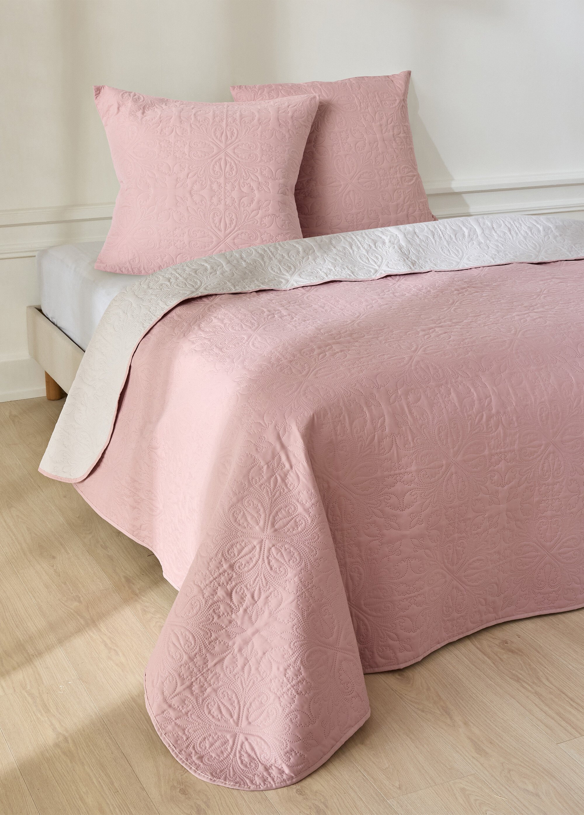 Couvre-lit motif floral effet relief Rose REGINA FA1