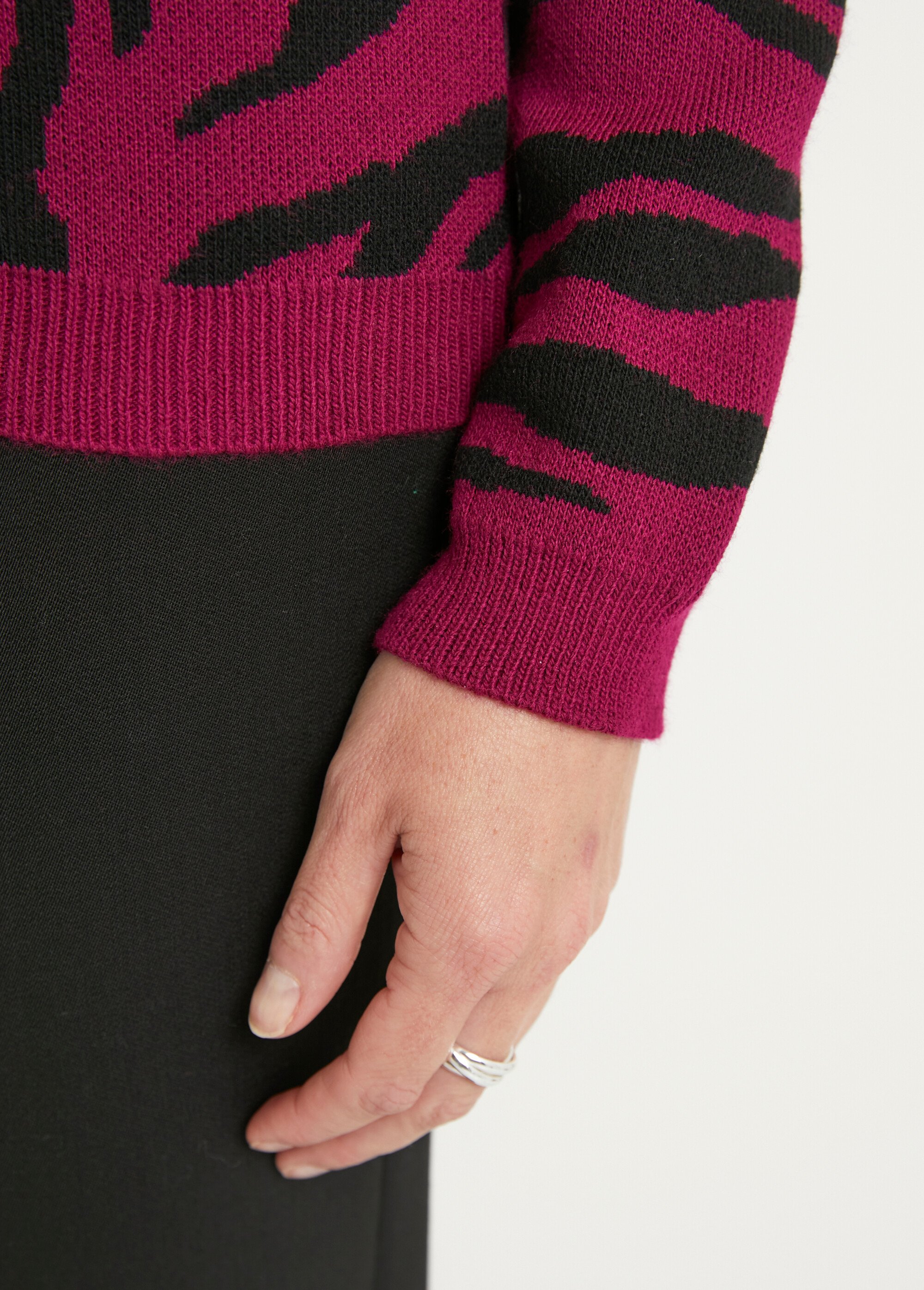 Pull doux jacquard zèbre col rond Femme CASSIS ET NOIR PUSAN DE2