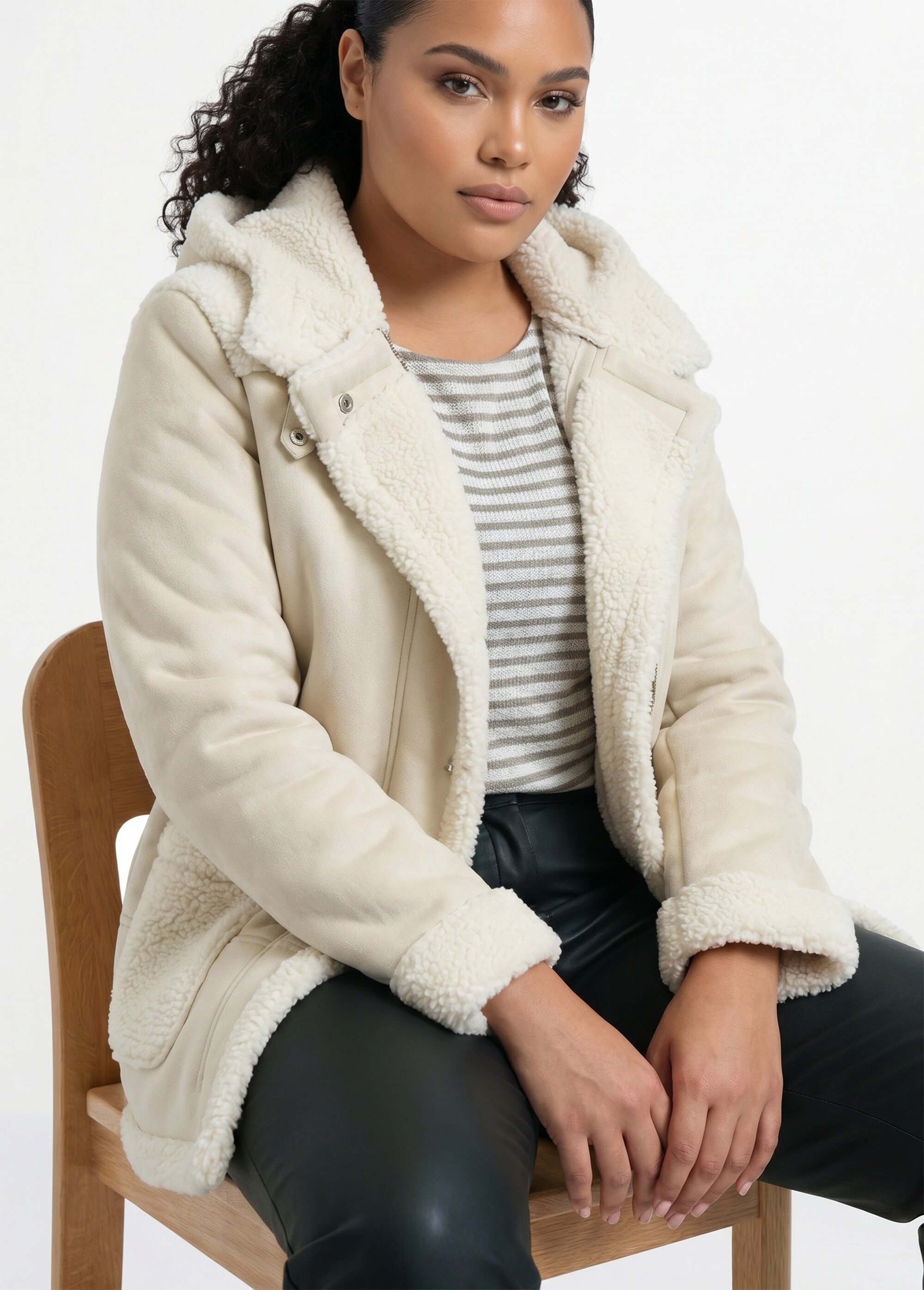 Manteau façon peau lainée à capuche