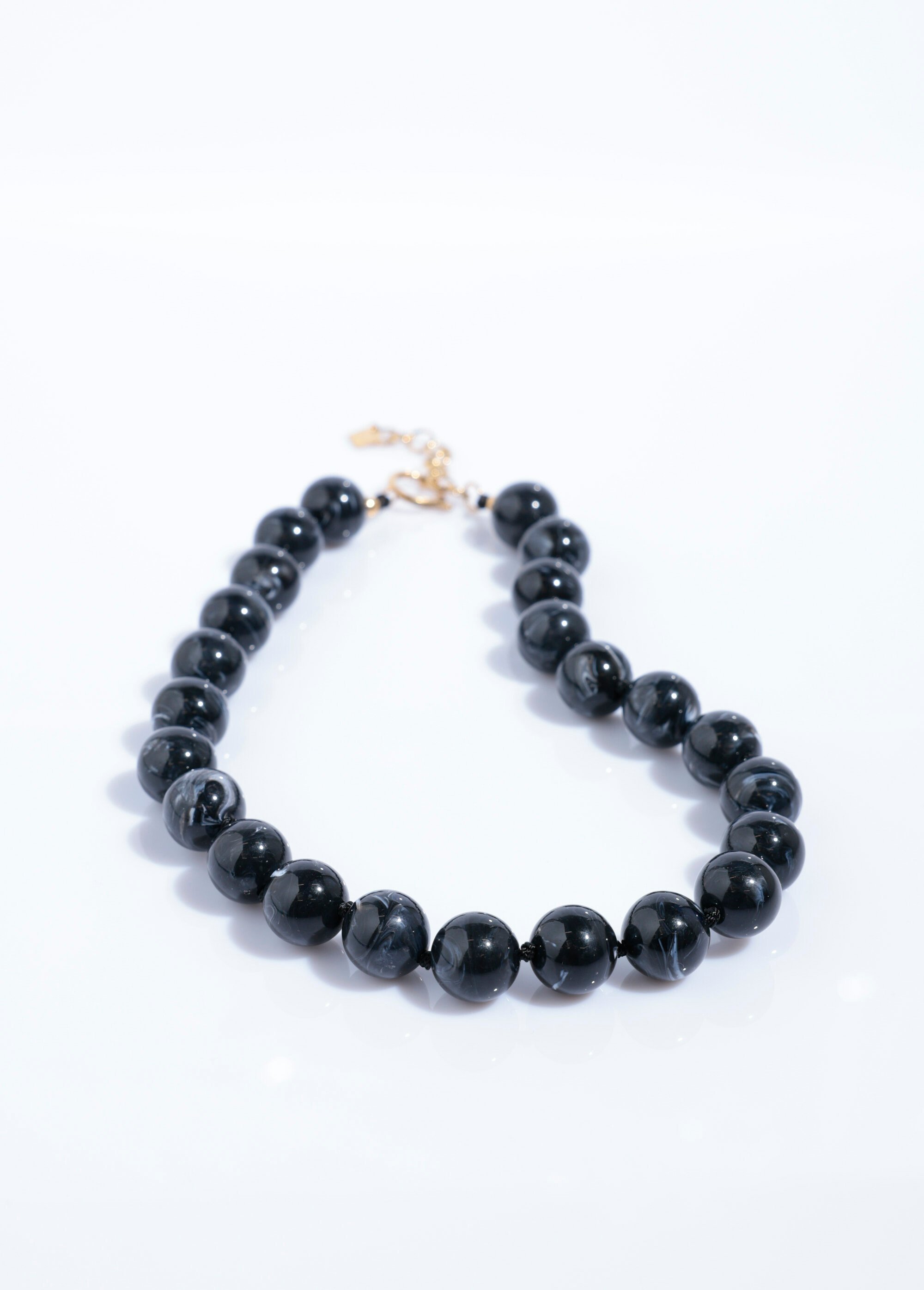 Collier court perles rondes marbrées