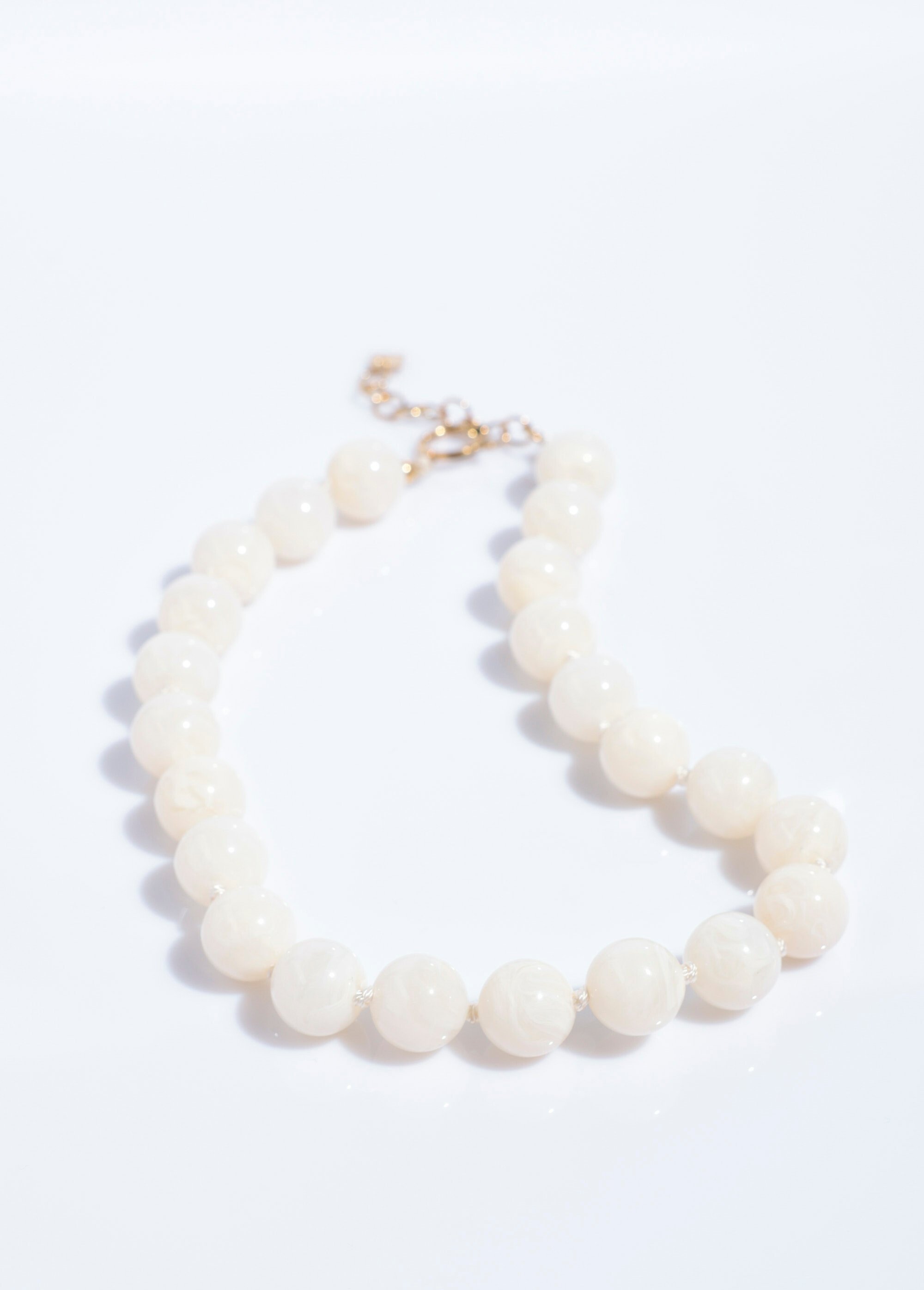 Collier court perles rondes marbrées