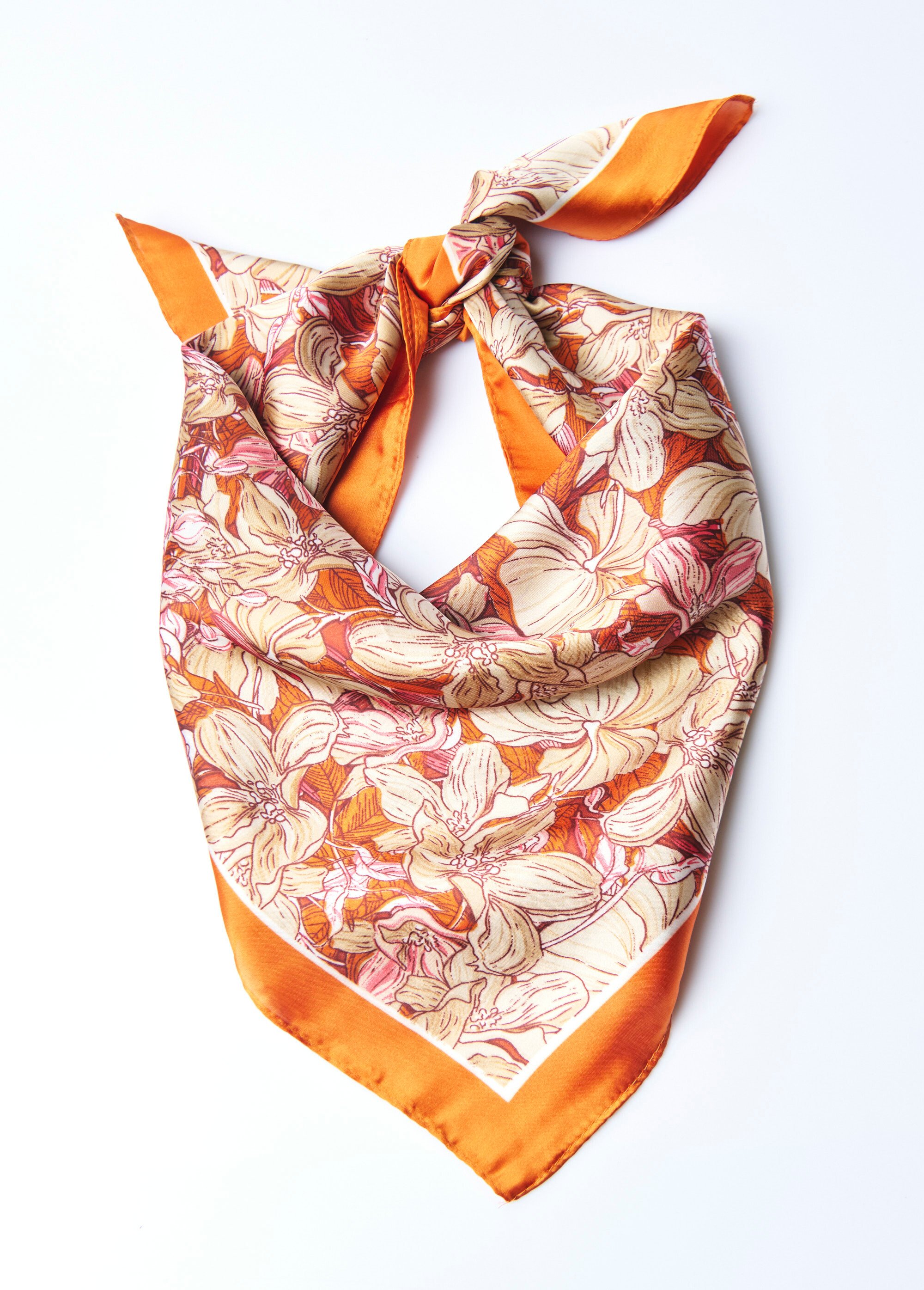 Foulard motif fleuri aspect satiné