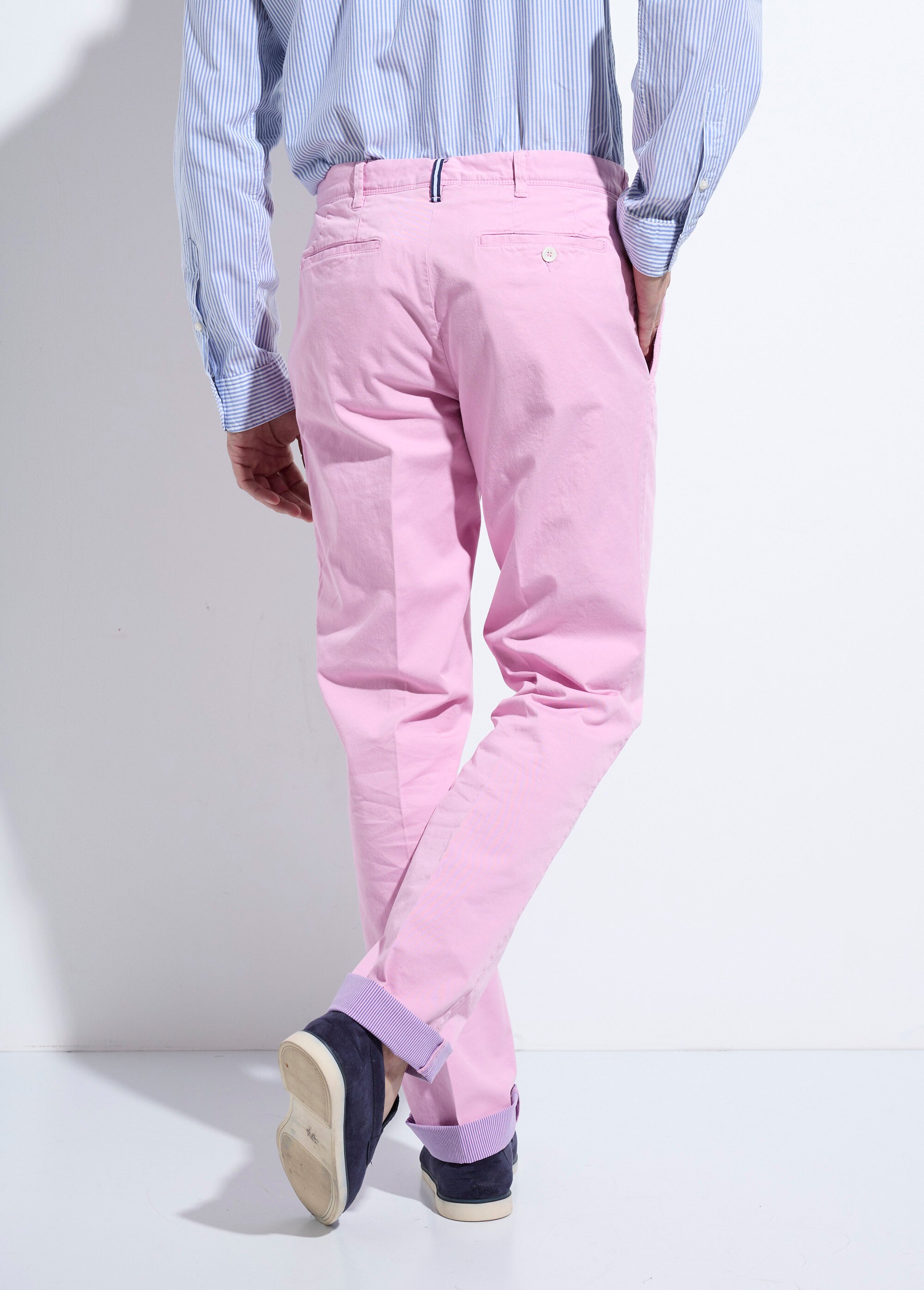 Pantalon chino avec envers fines rayures