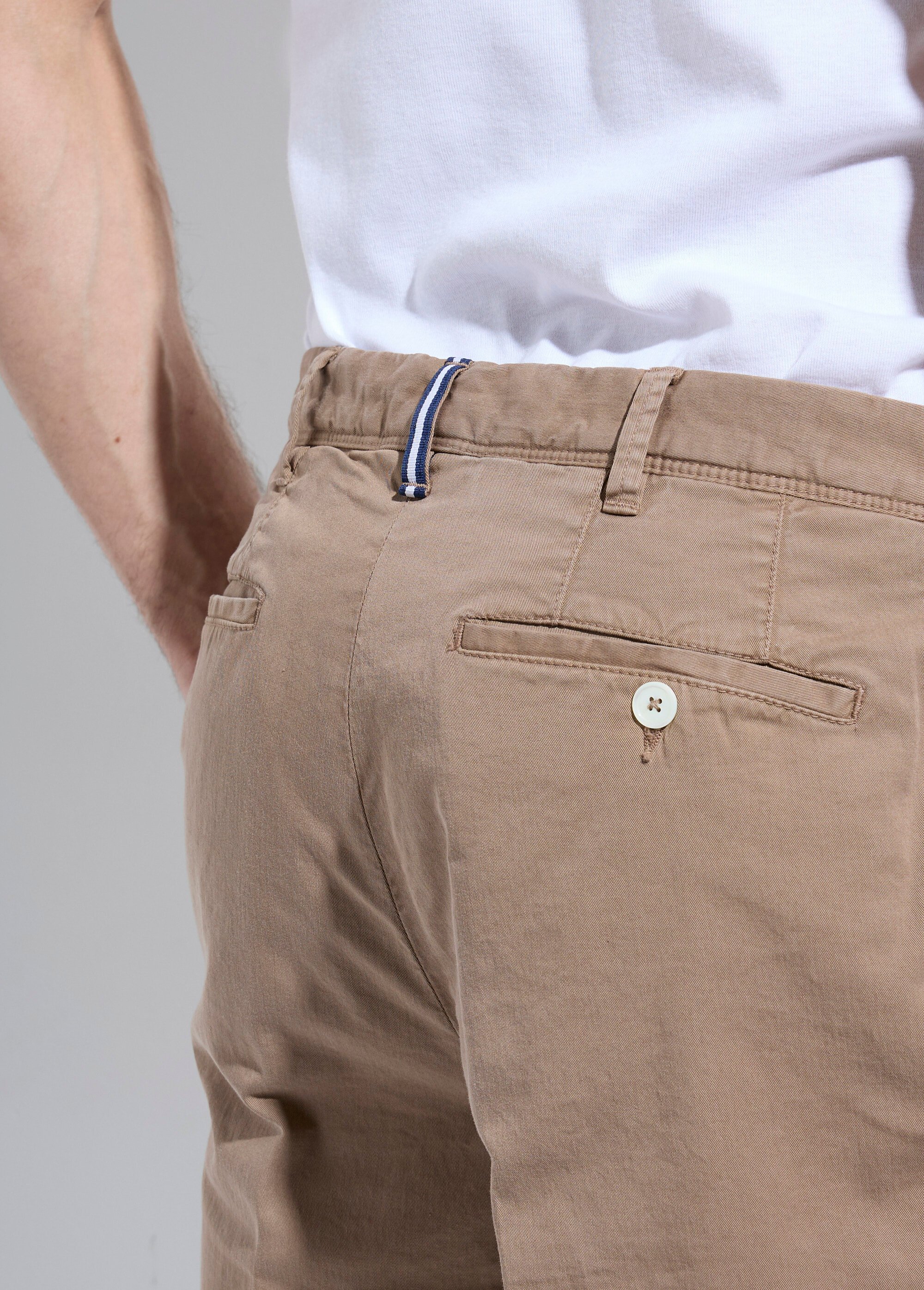 Pantalon chino avec envers fines rayures