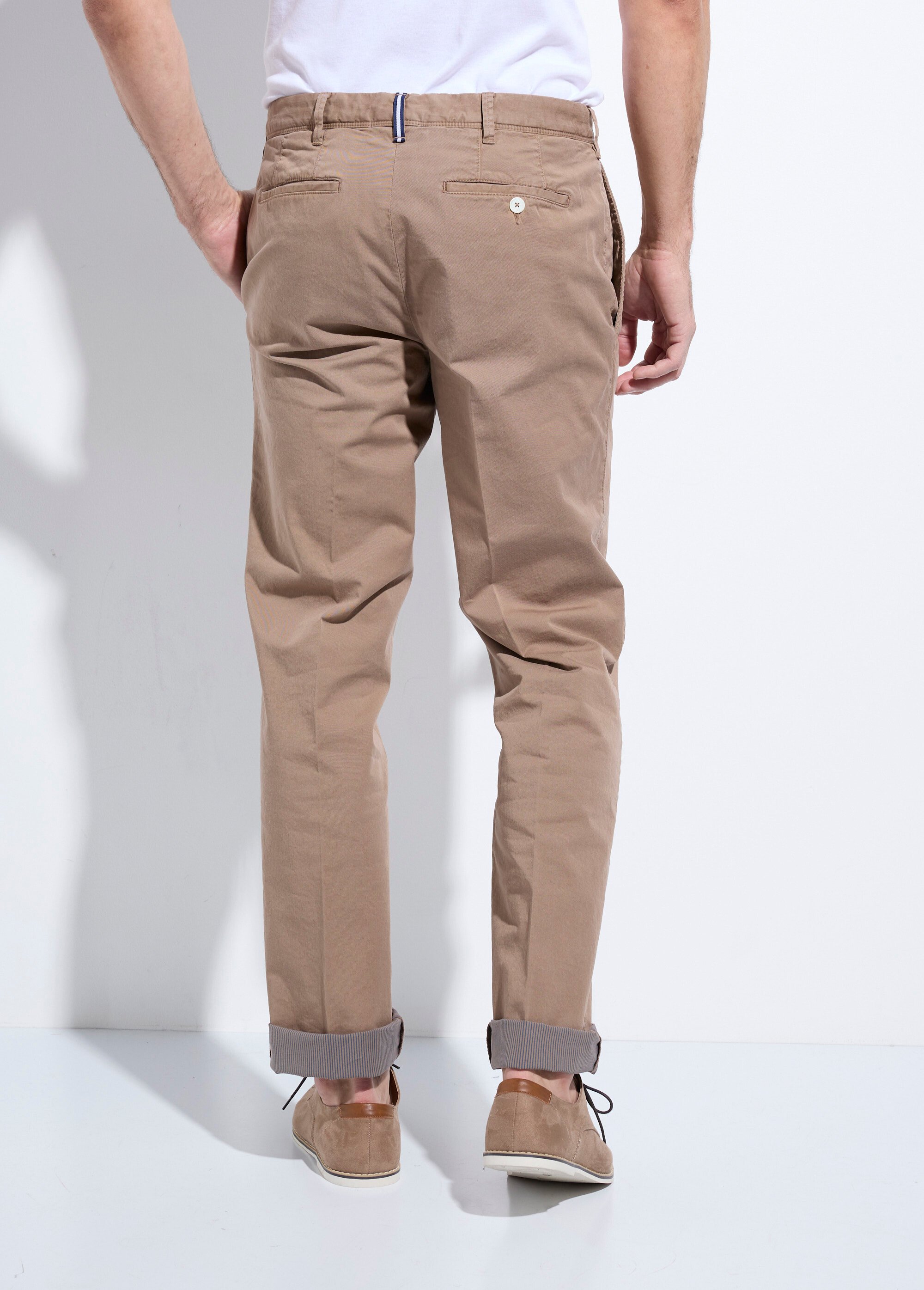Pantalon chino avec envers fines rayures