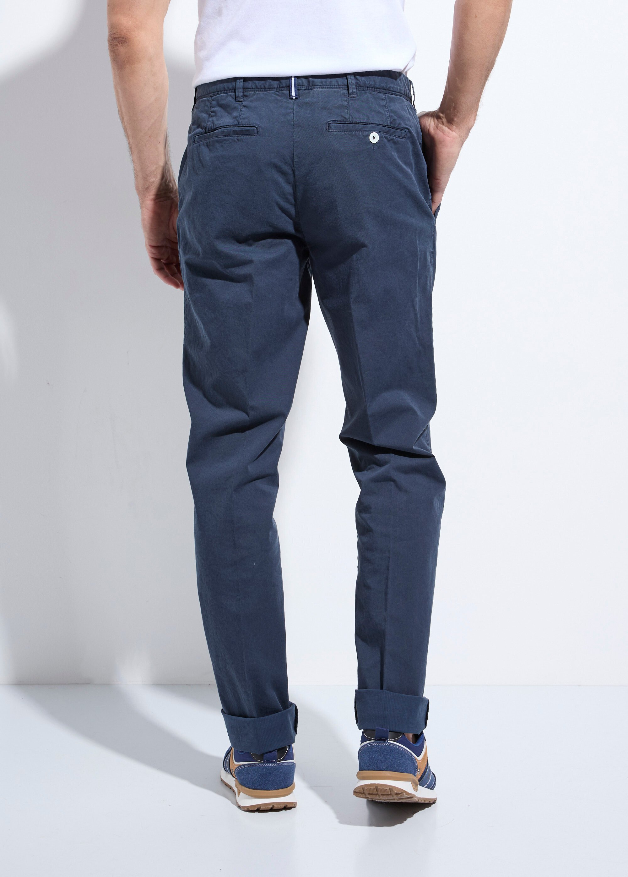 Pantalon chino avec envers fines rayures