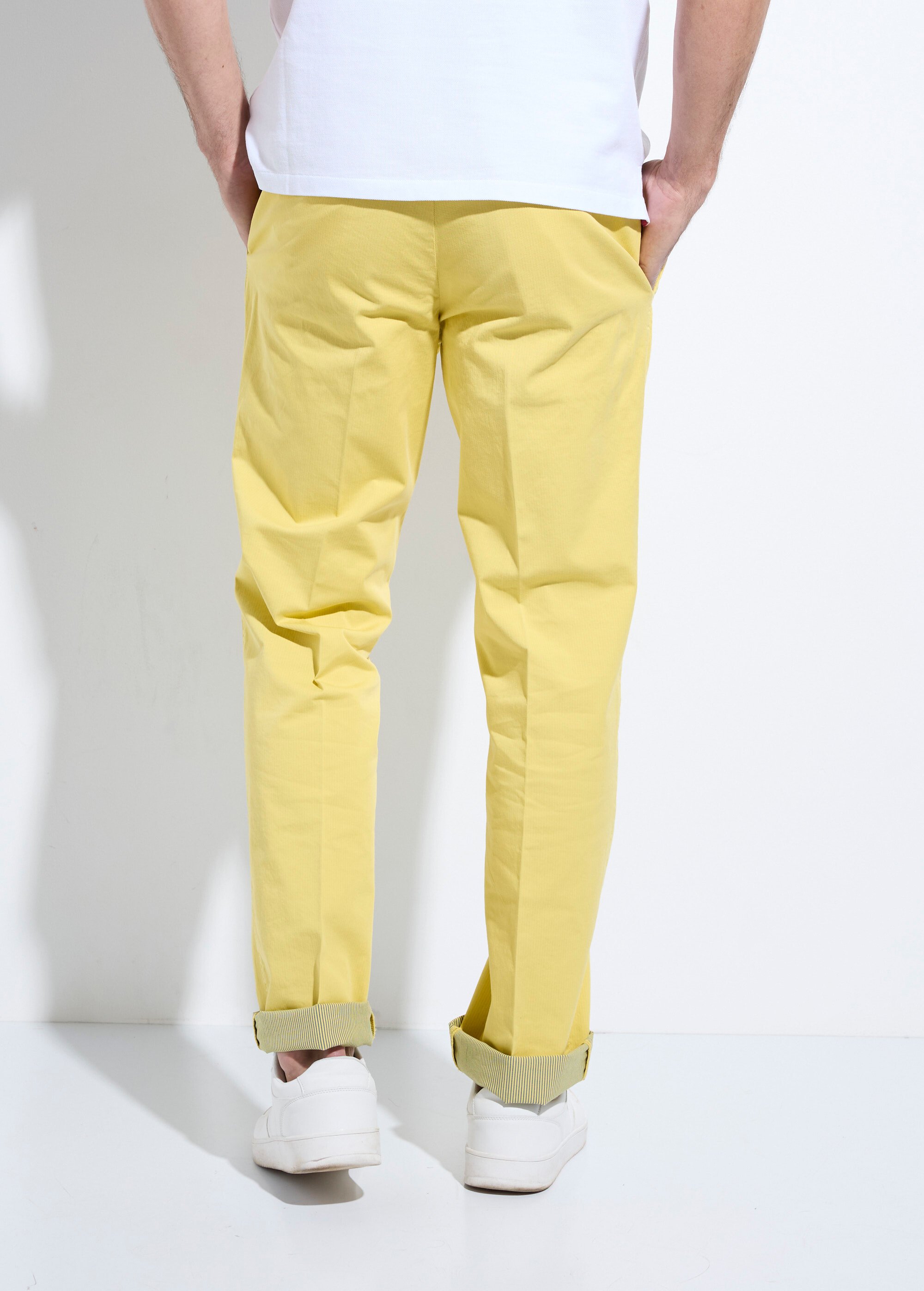 Pantalon chino avec envers fines rayures