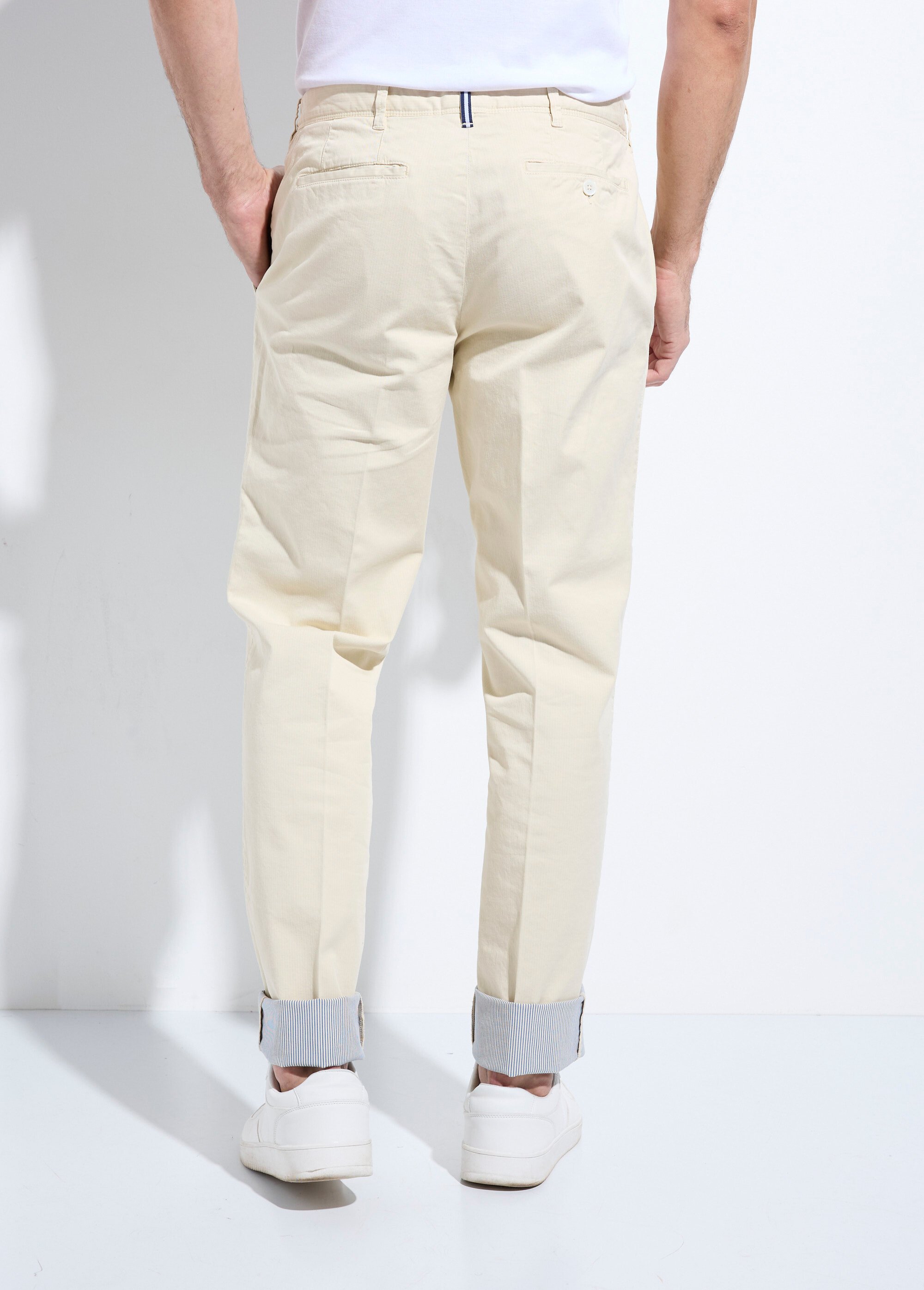 Pantalon chino avec envers fines rayures