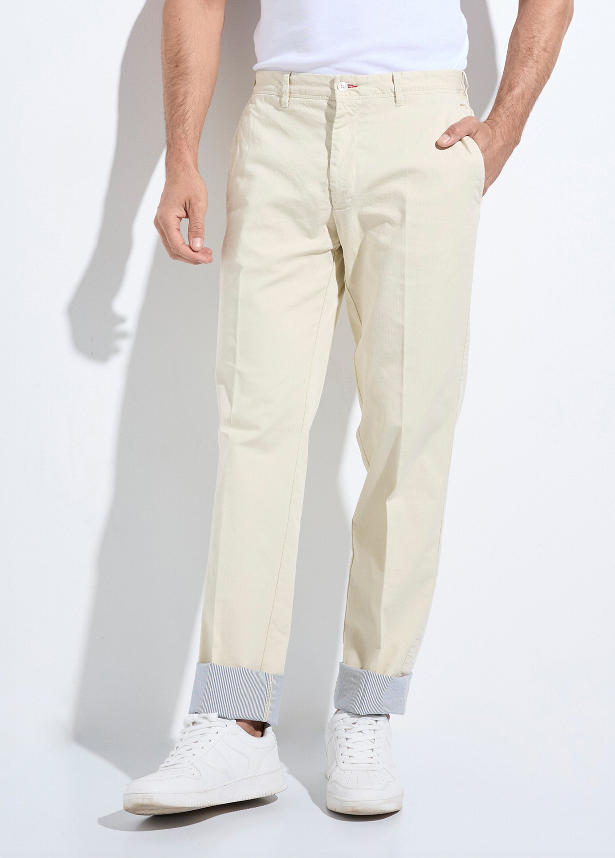 Pantalon chino avec envers fines rayures