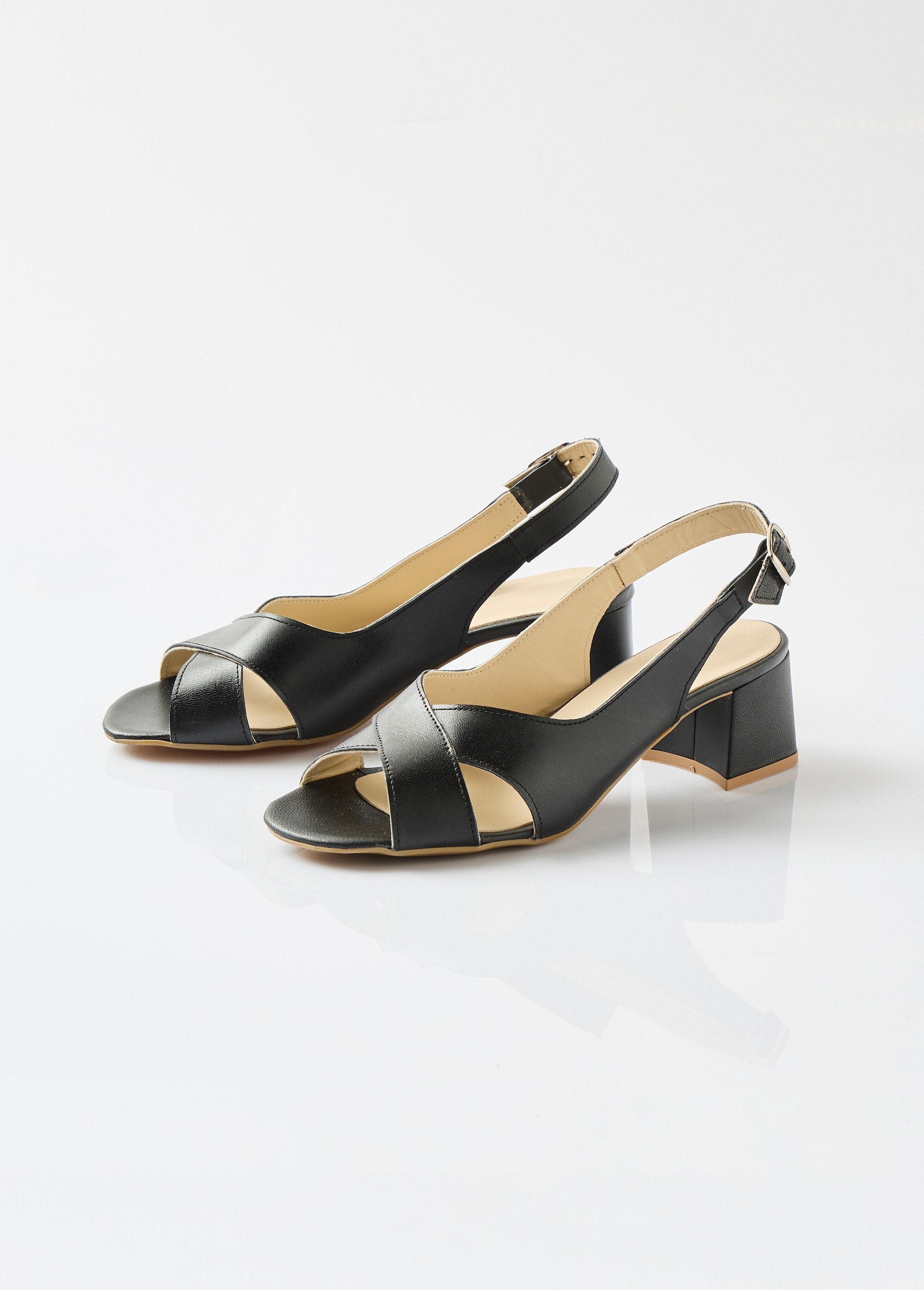 Sandales brides croisées à talon cuir
