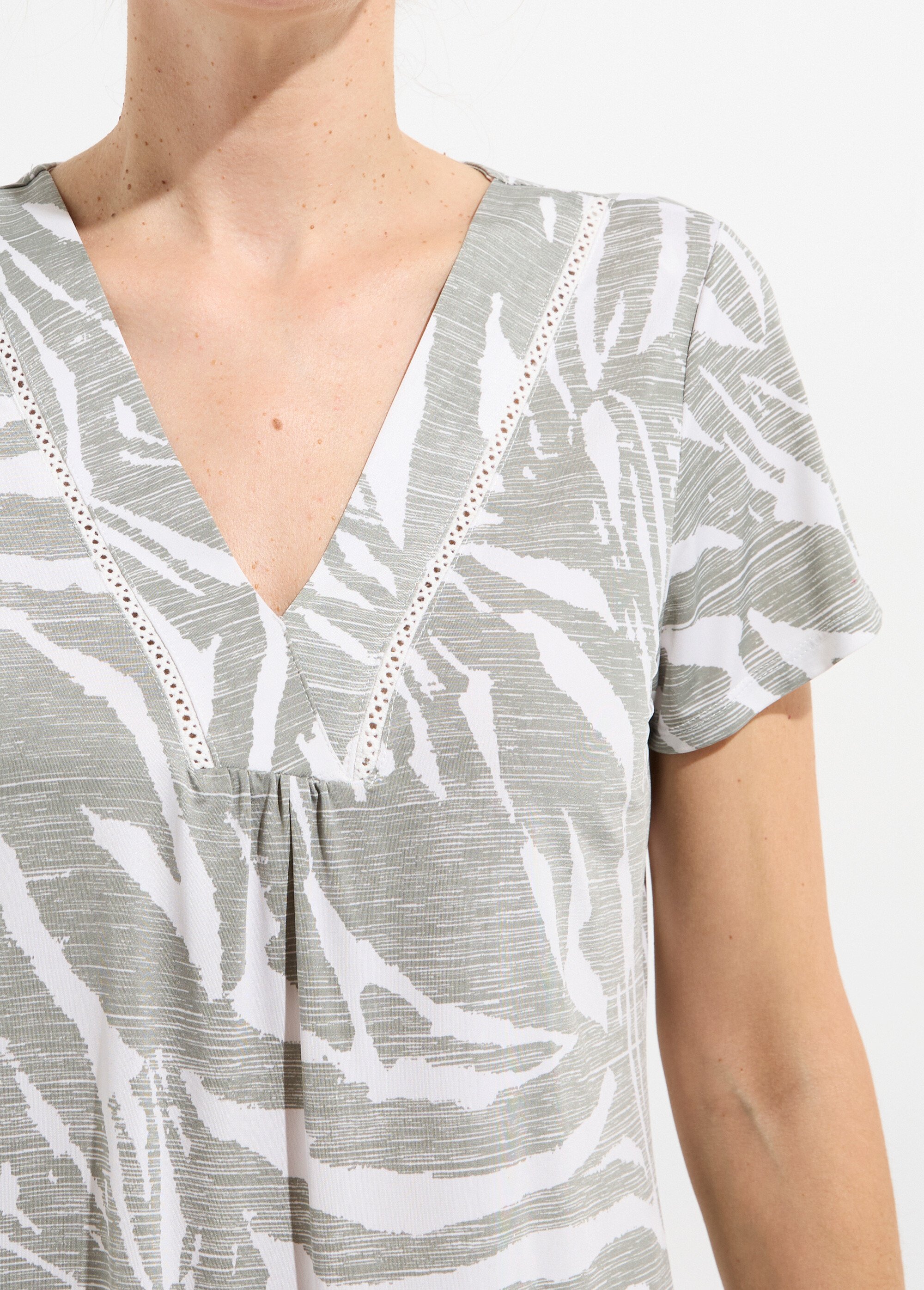 T-shirt col V imprimé manches courtes.
