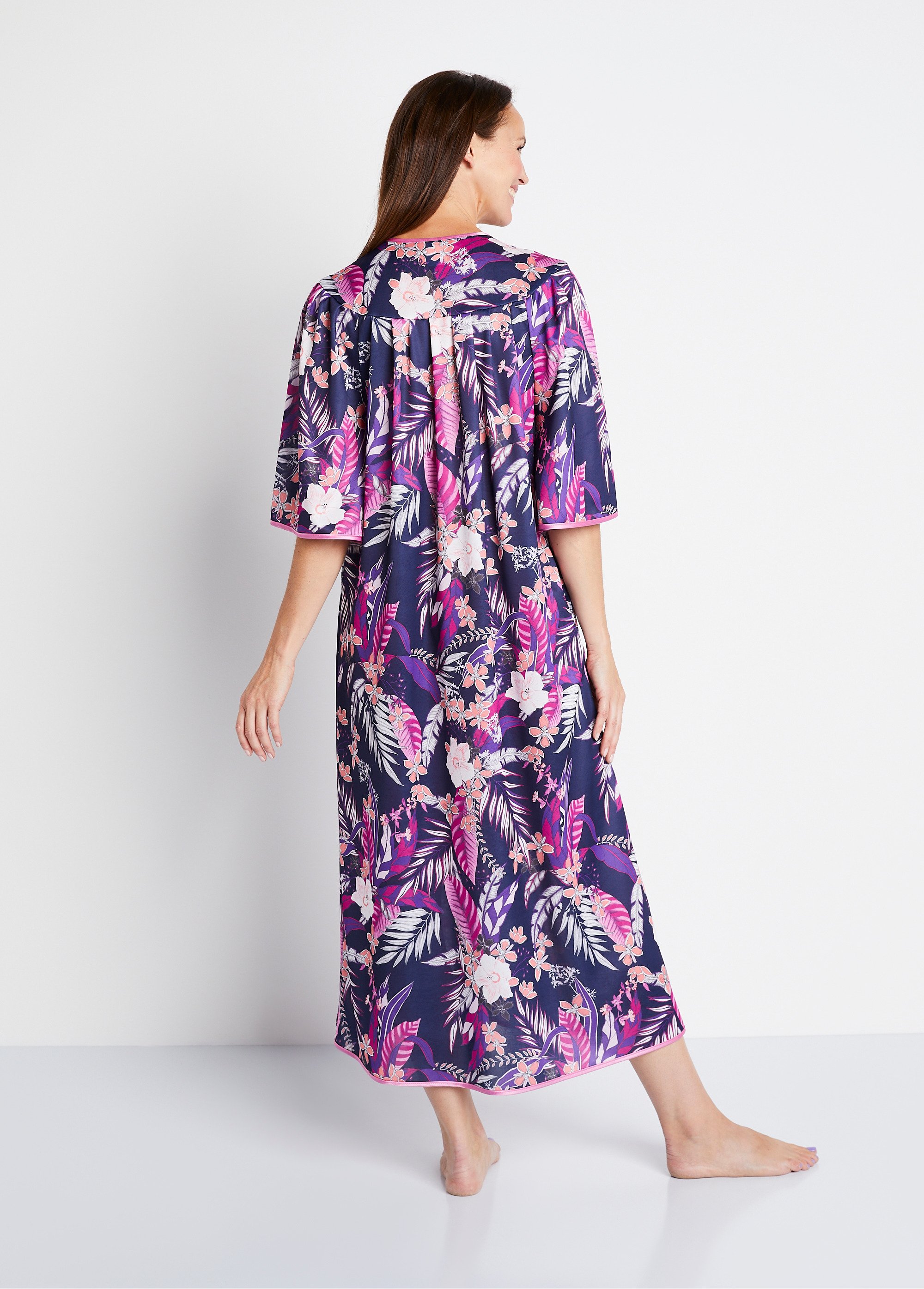Peignoir long satiné fleuri boutonné