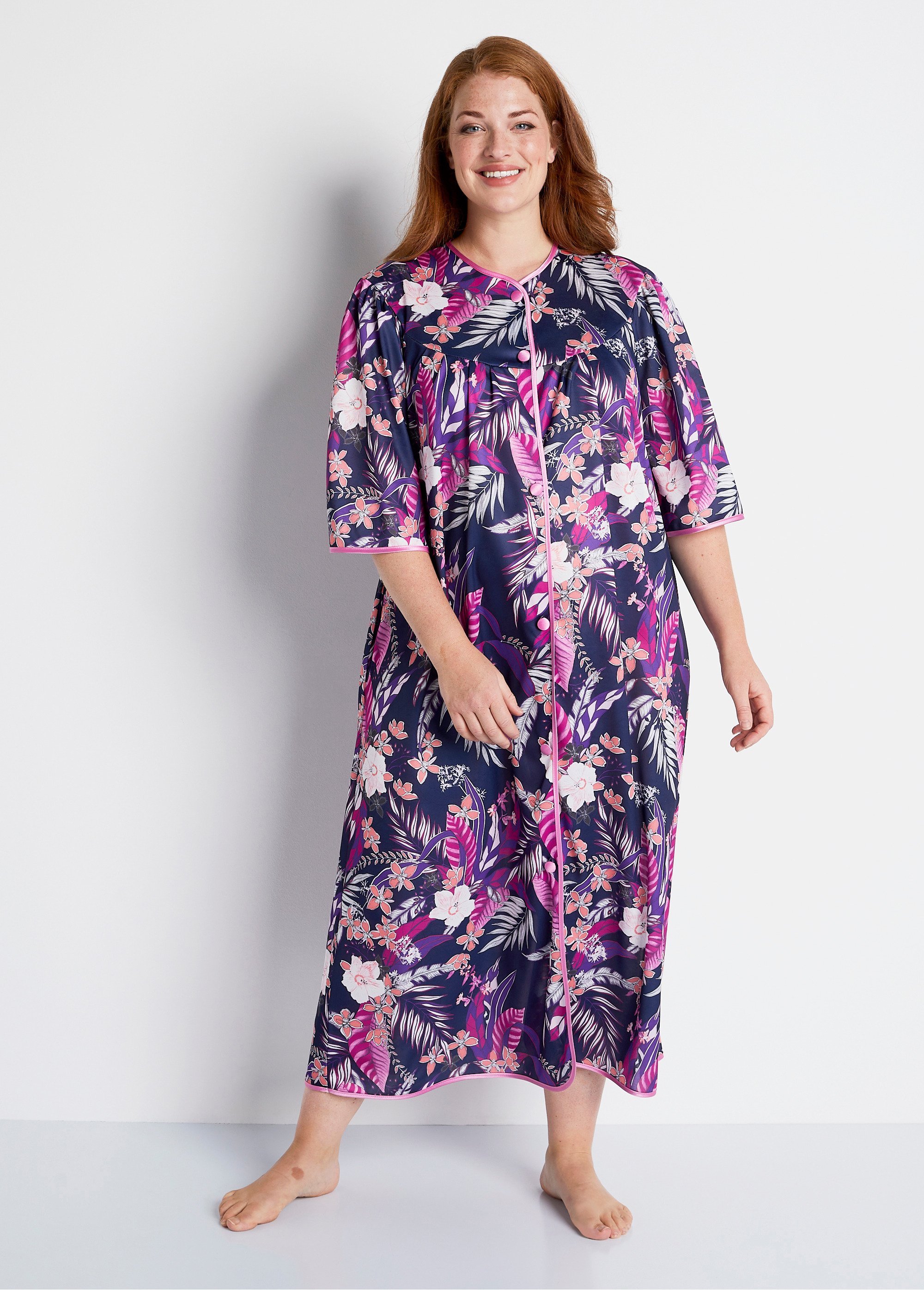 Peignoir long satiné fleuri boutonné