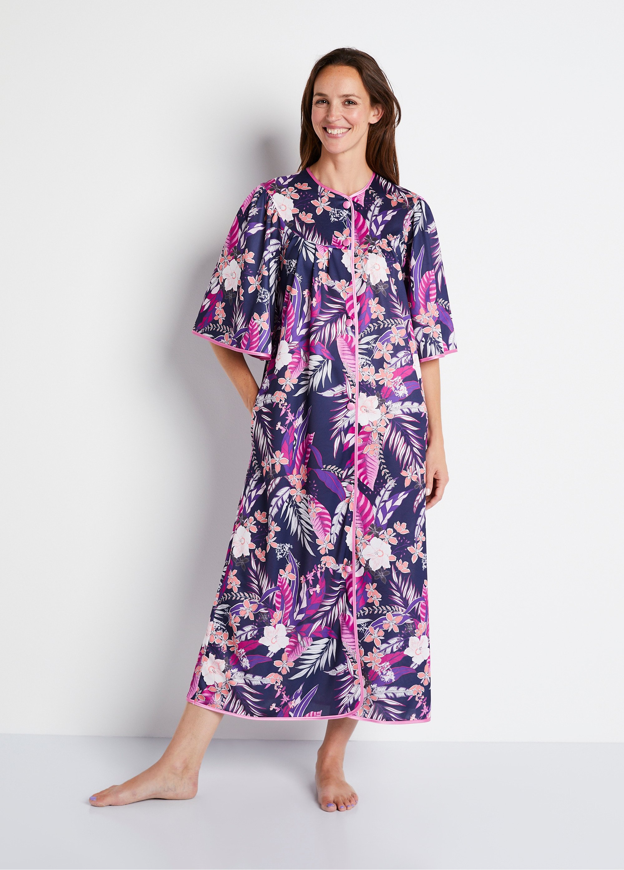 Peignoir long satiné fleuri boutonné