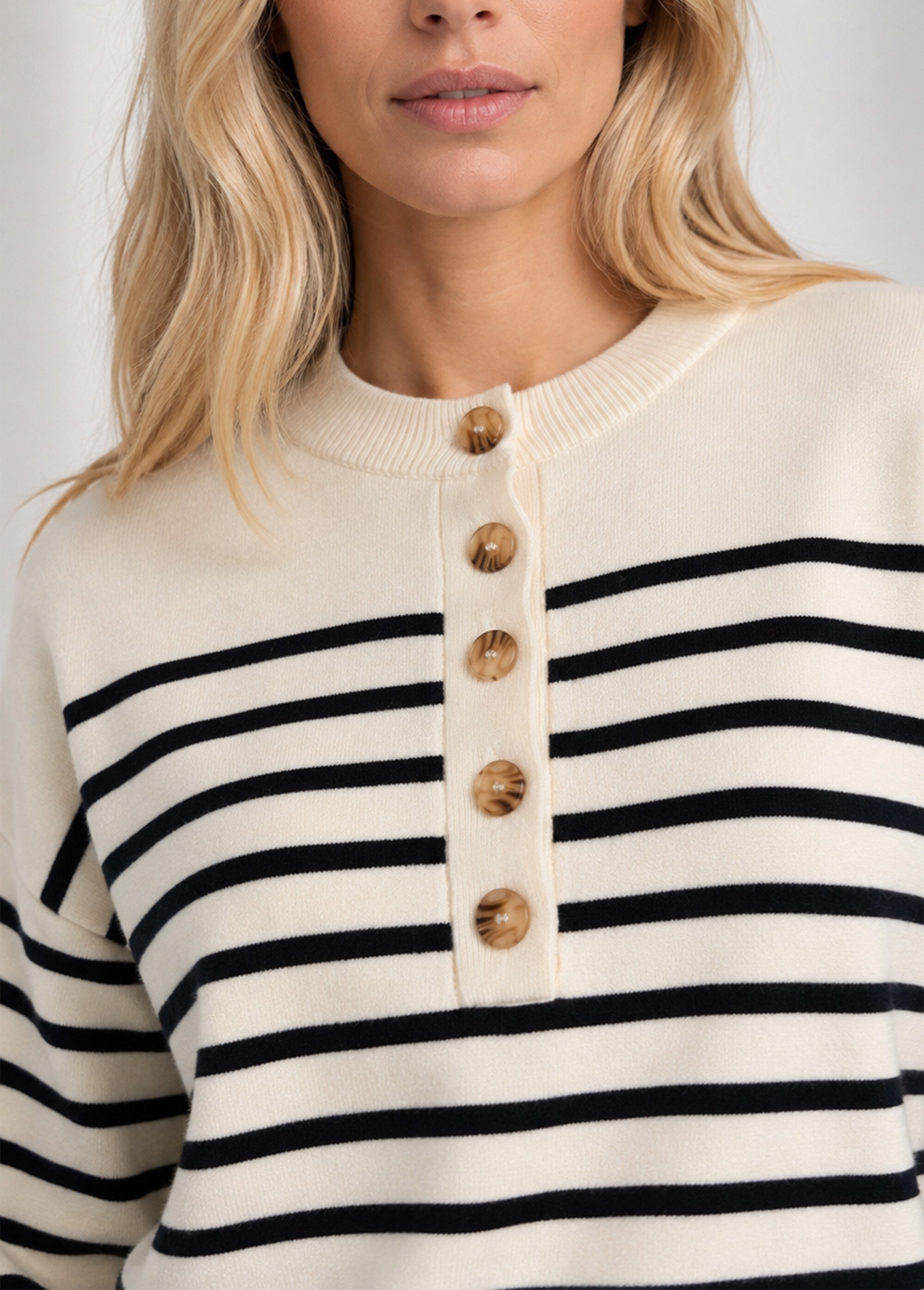 Pull à rayures avec col rond boutonné