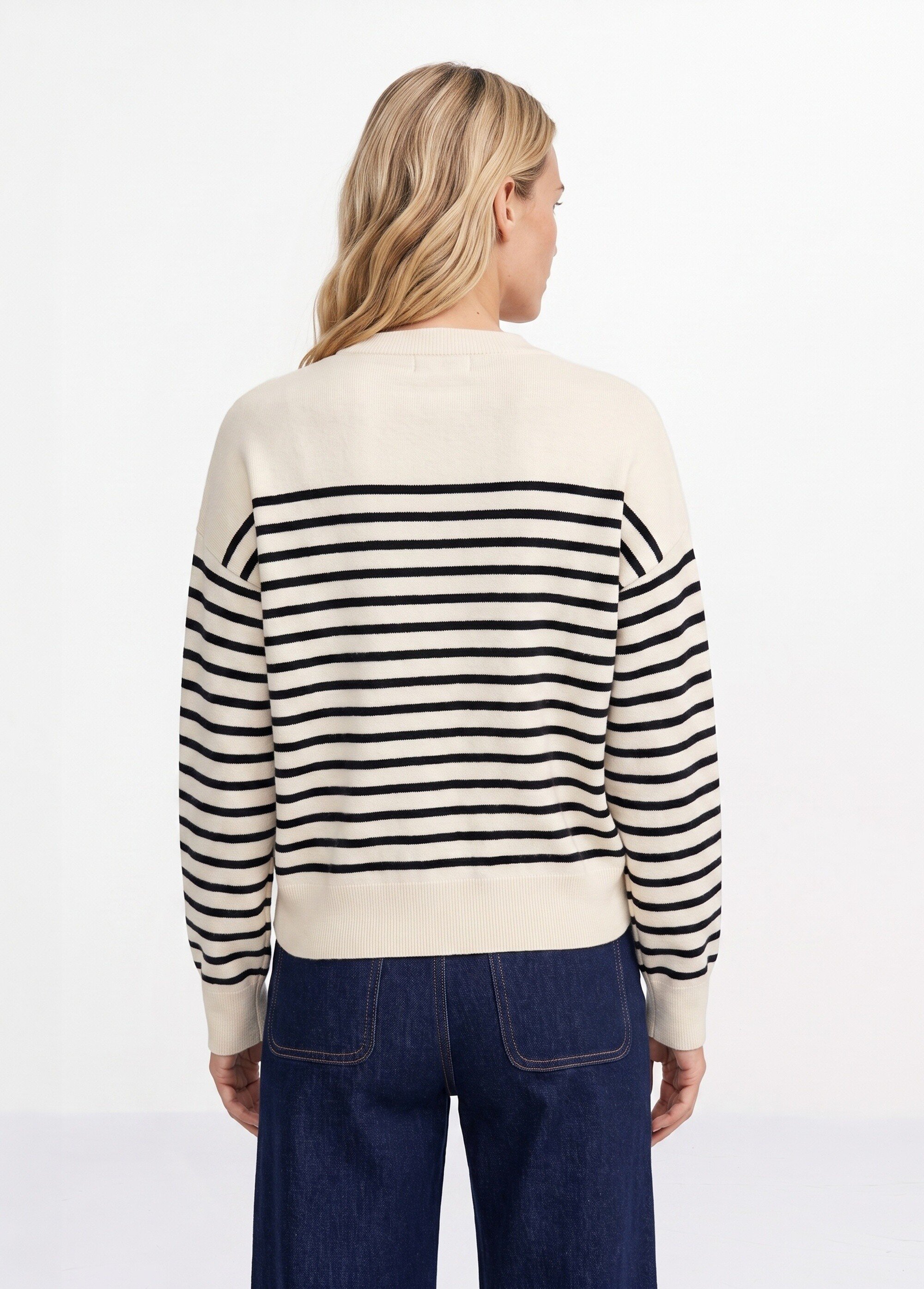 Pull à rayures avec col rond boutonné