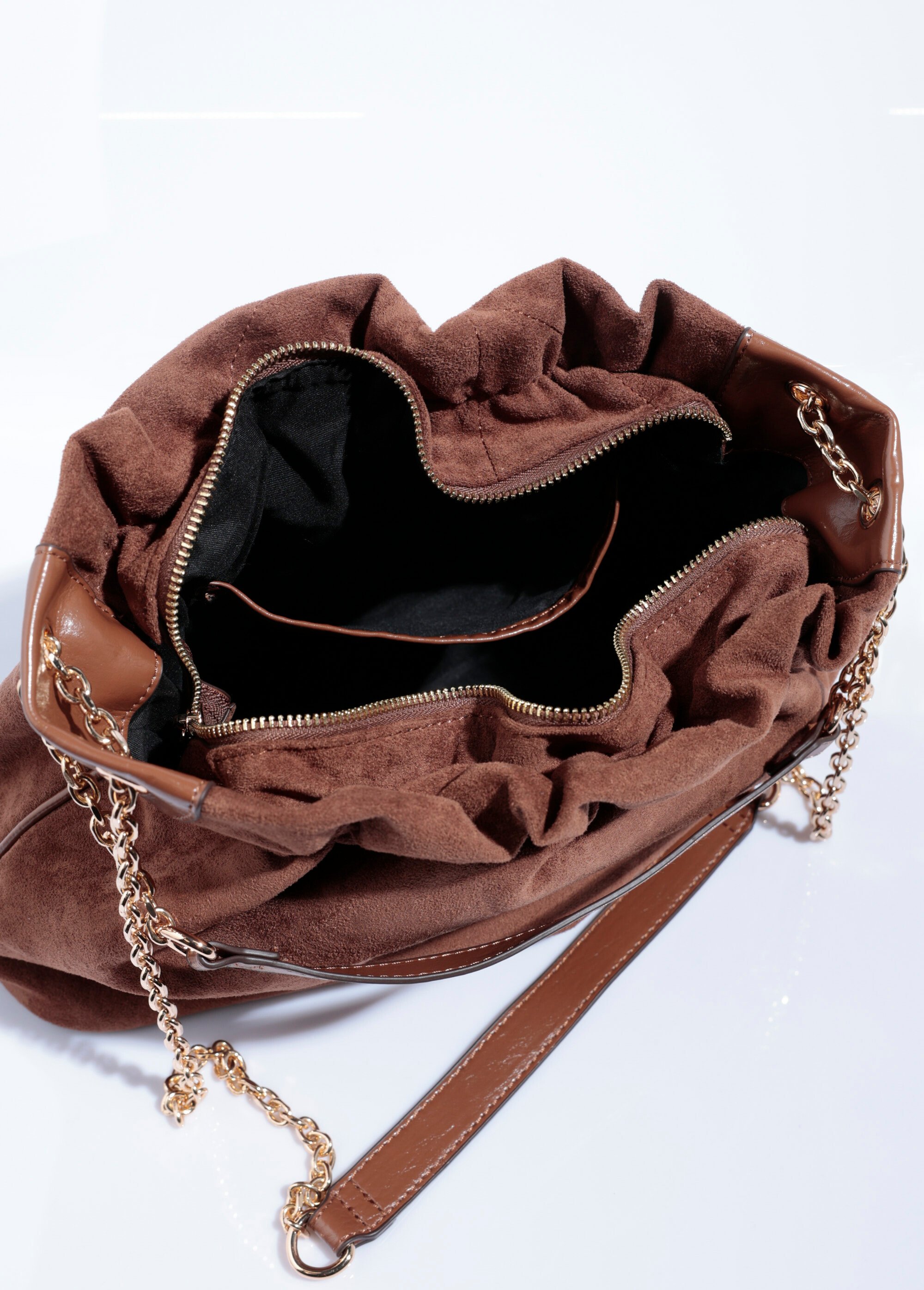 Sac plissé chic suédine et bride métal