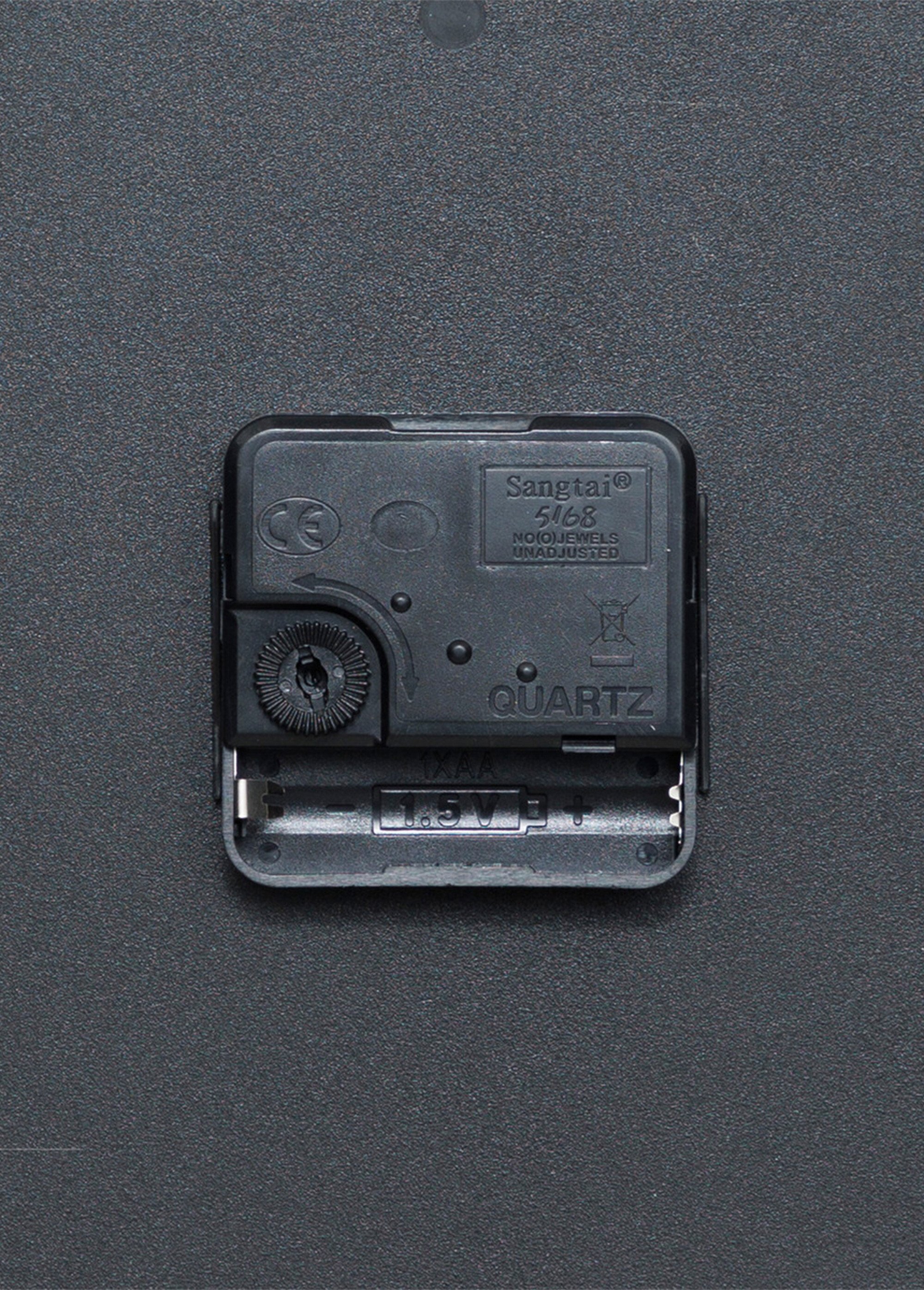 Horloge tendance avec aiguilles métal