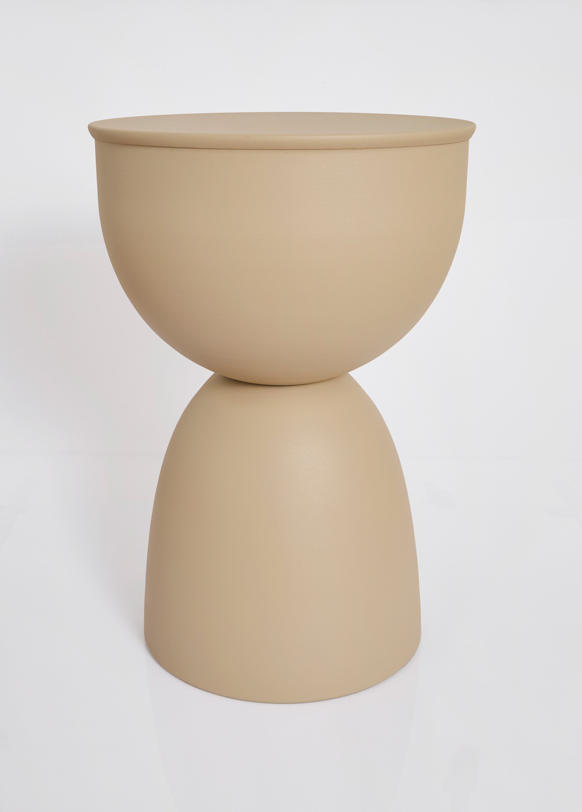 Table d'appoint en métal, forme arrondie