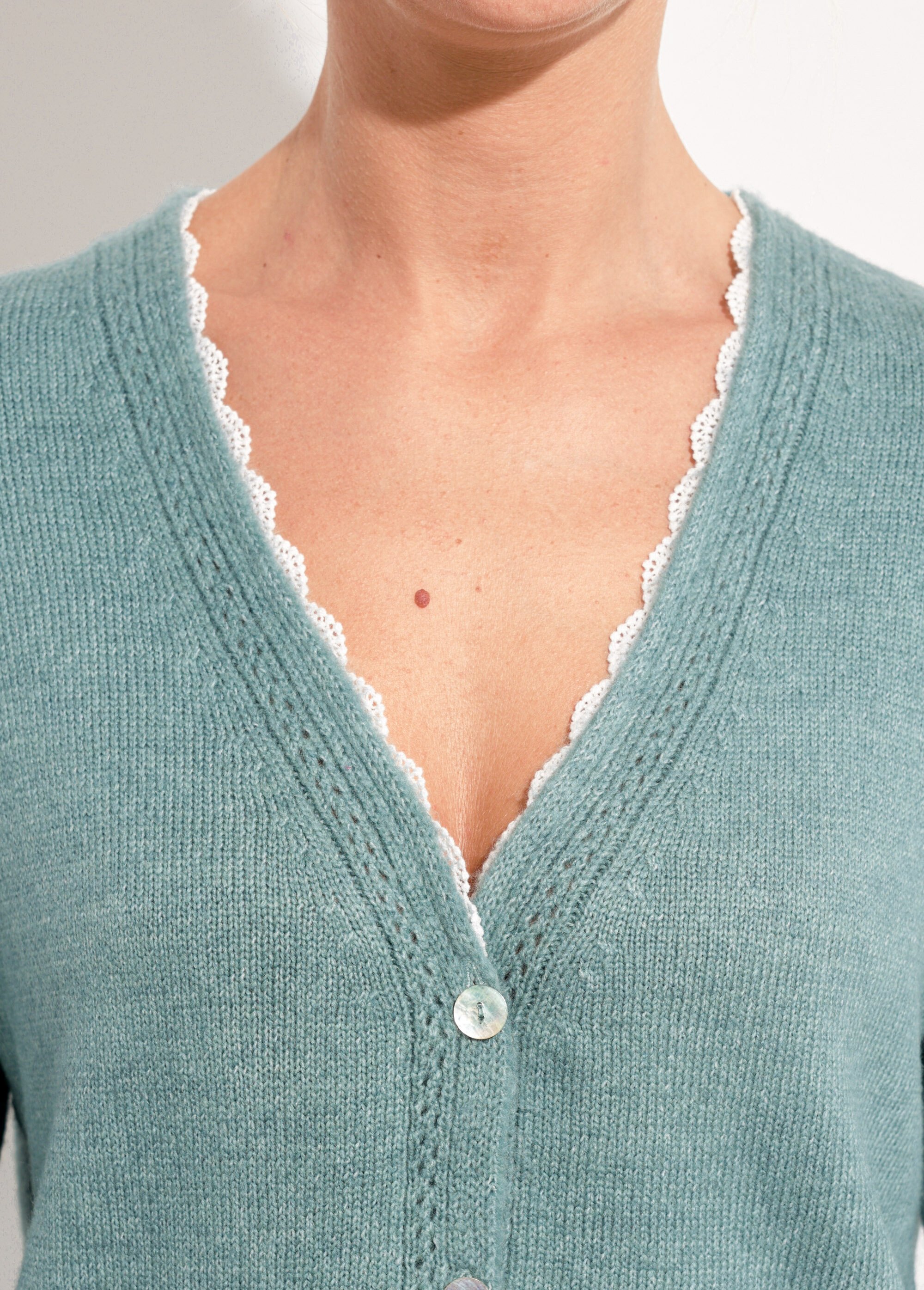 Gilet boutonné col V jersey, ajouré et macramé