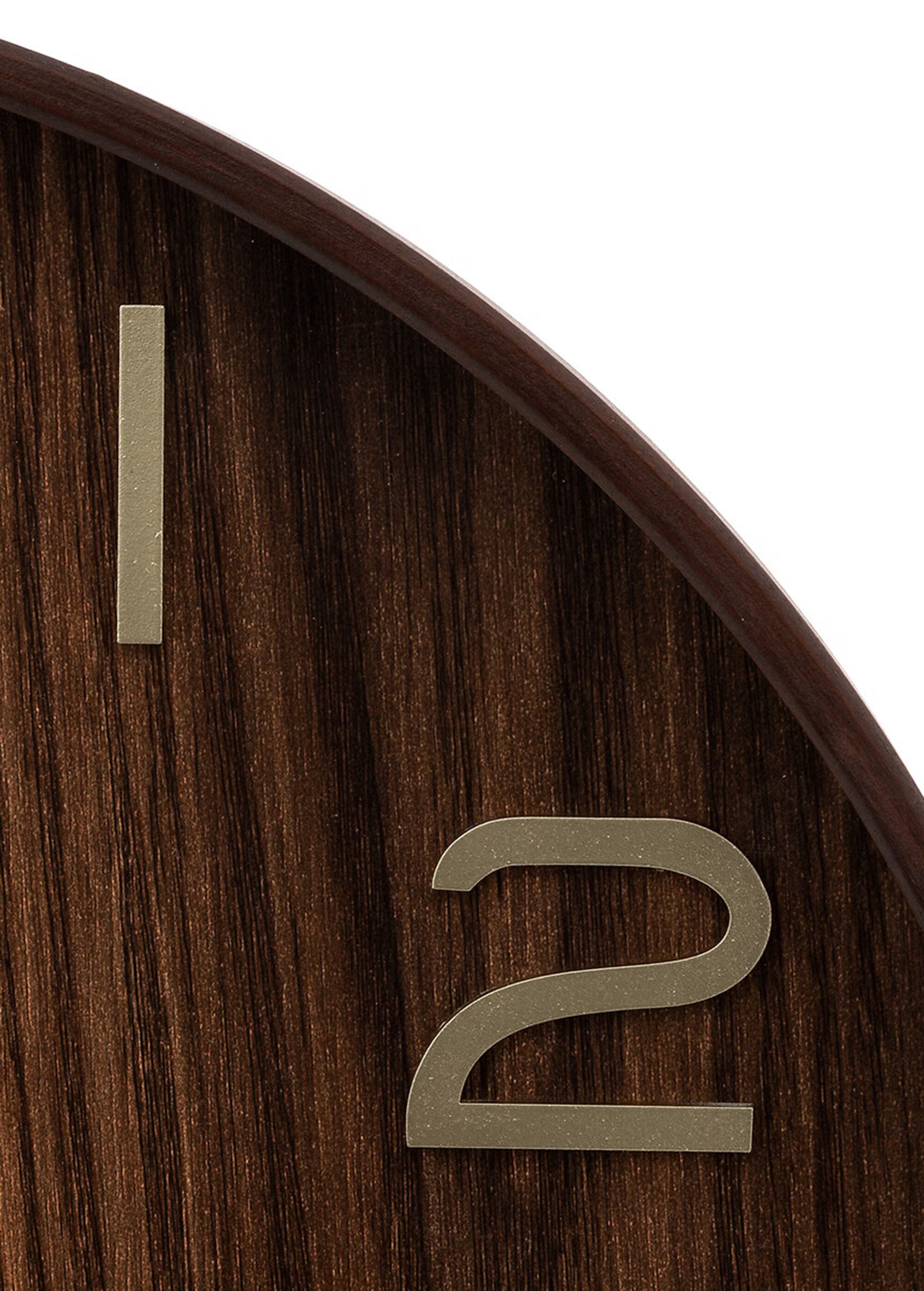 Horloge chiffres métal, fond aspect bois