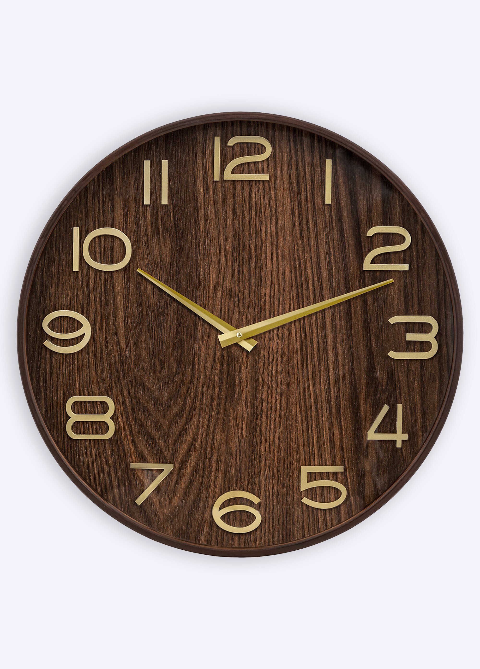 Horloge chiffres métal, fond aspect bois