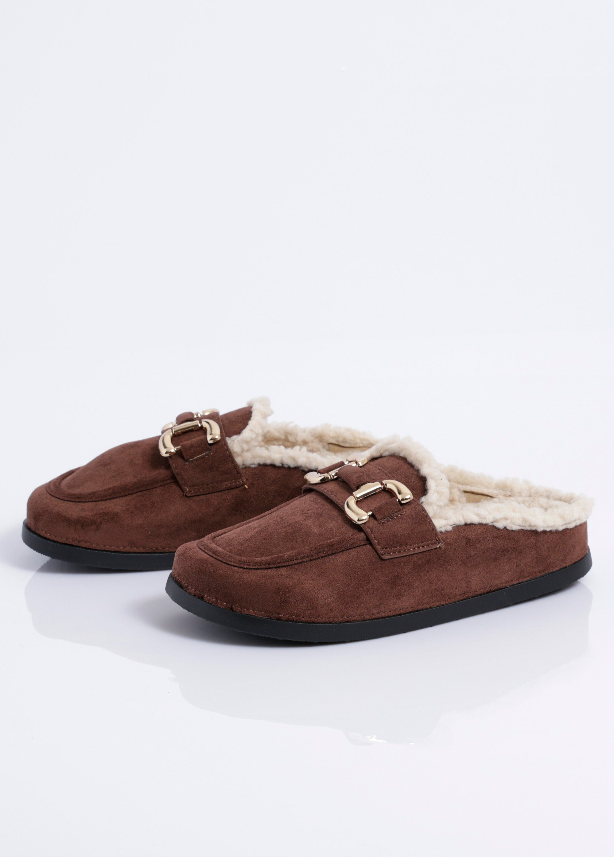Mules en suédine fourrées et bride métal