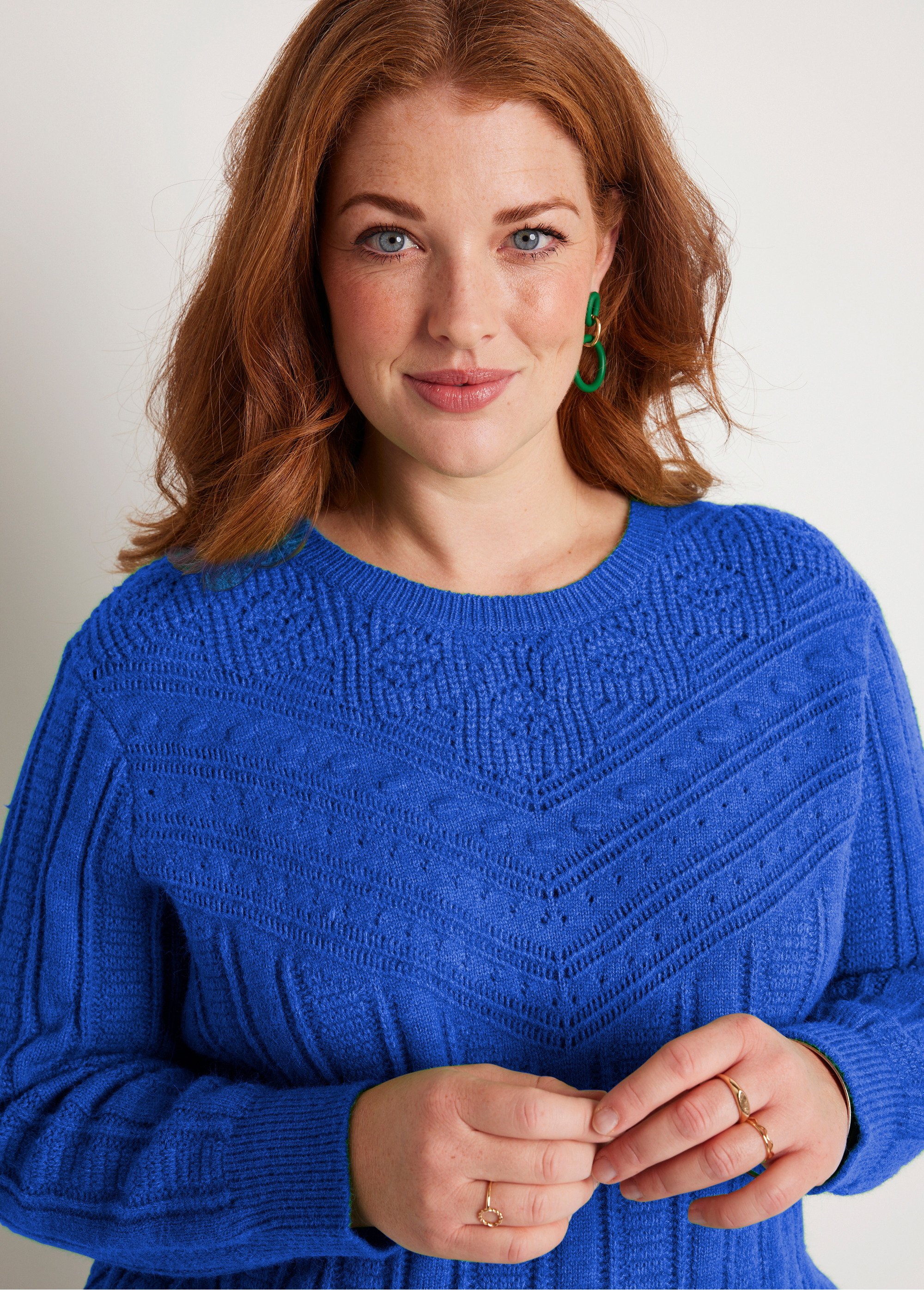 Pull doux ajouré boules col rond