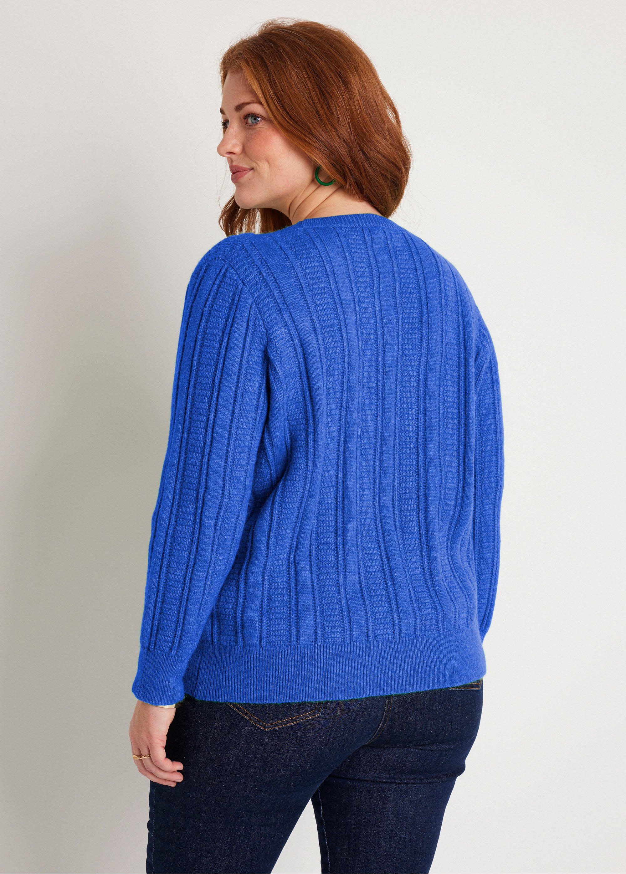 Pull doux ajouré boules col rond