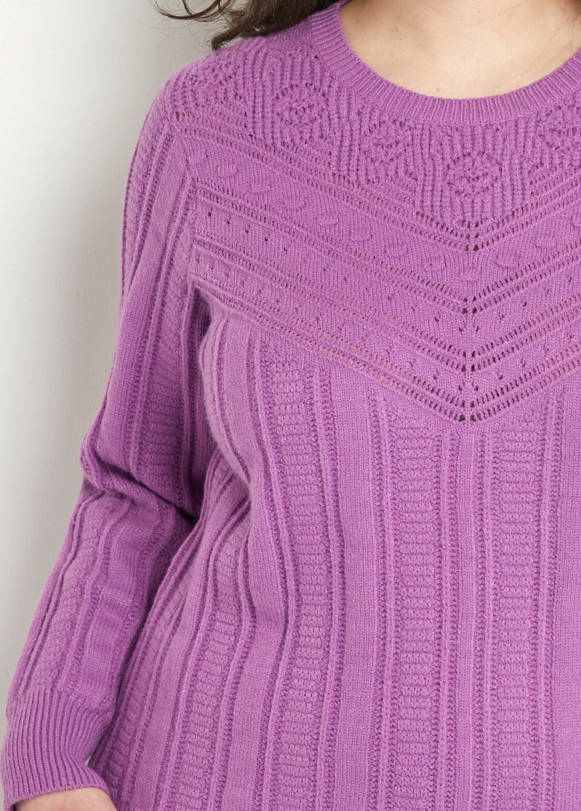 Pull doux ajouré boules col rond