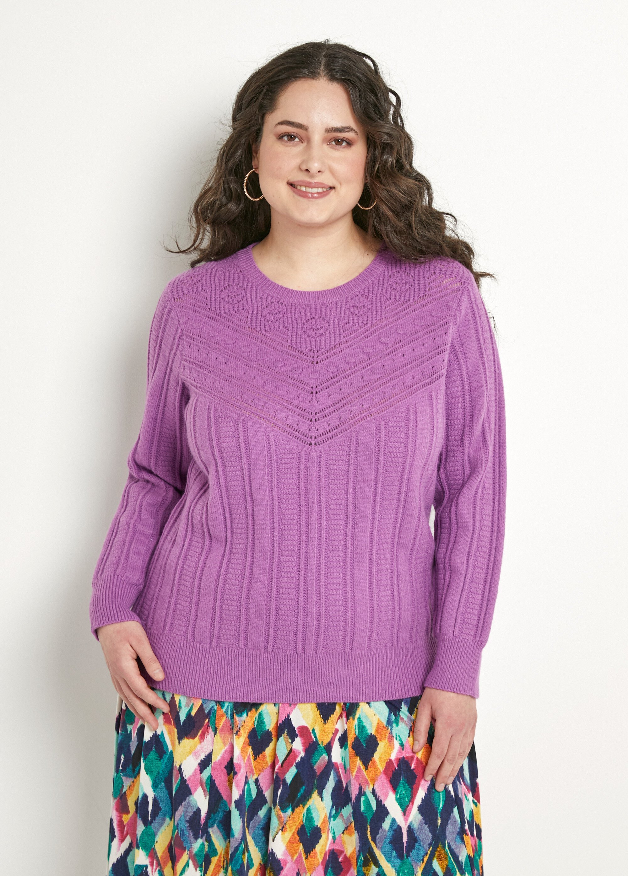 Pull doux ajouré boules col rond