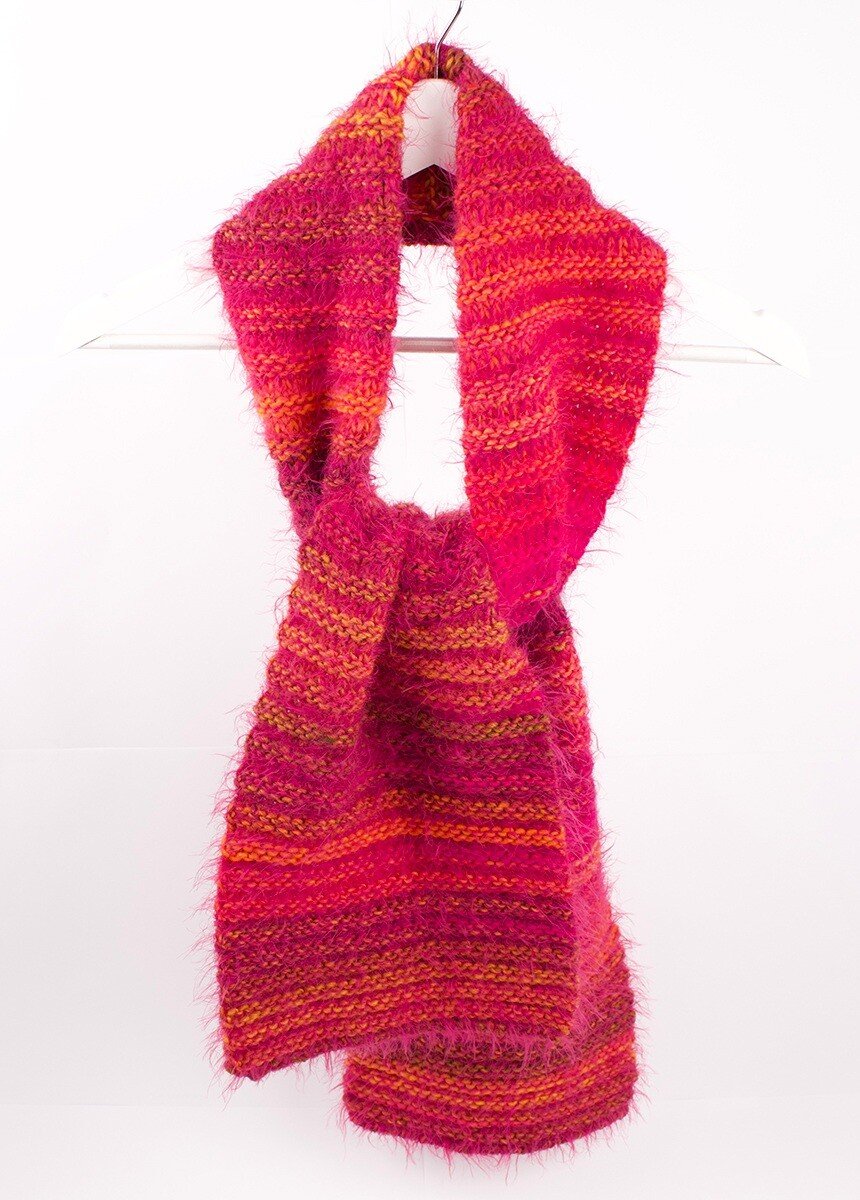 Écharpe multicolore en maille poilue