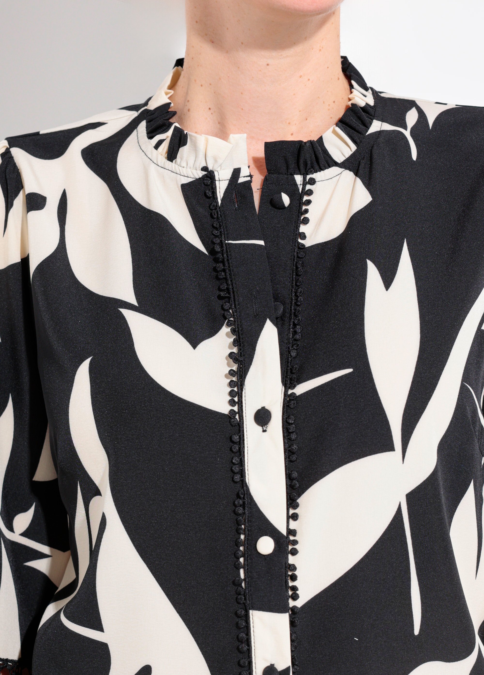 Blouse motif graphique détails dentelle Femme Noir IA-R5517 DE1