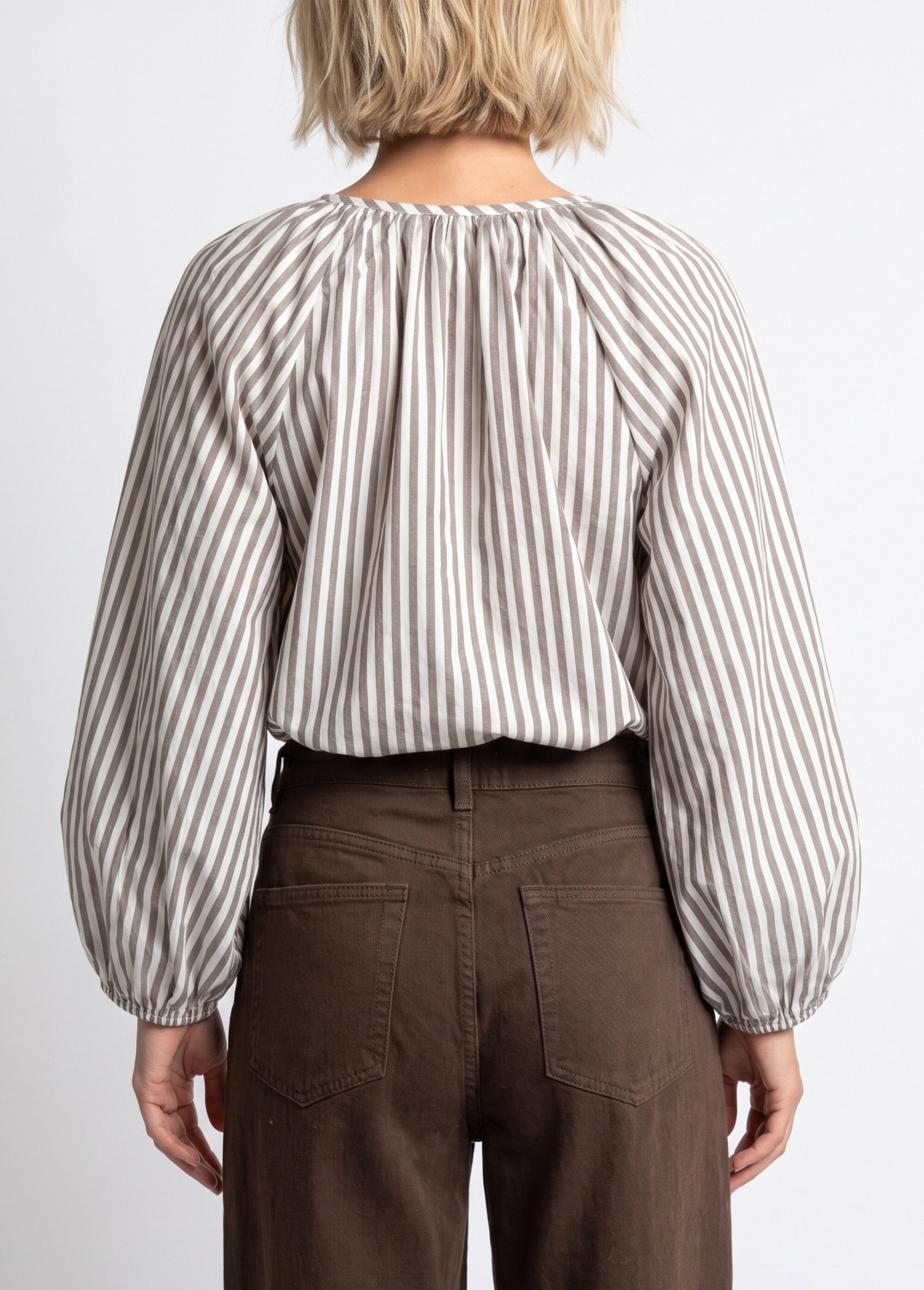Blouse rayée col V, broderies fleurs