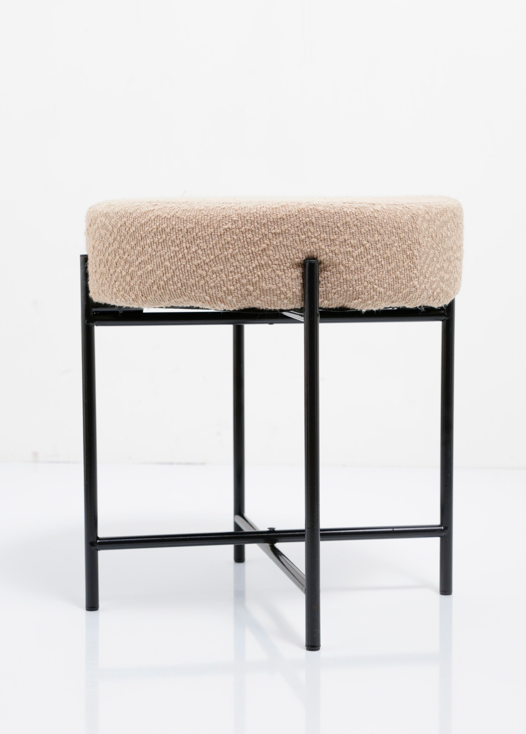 Pouf en métal, coussin aspect laineux