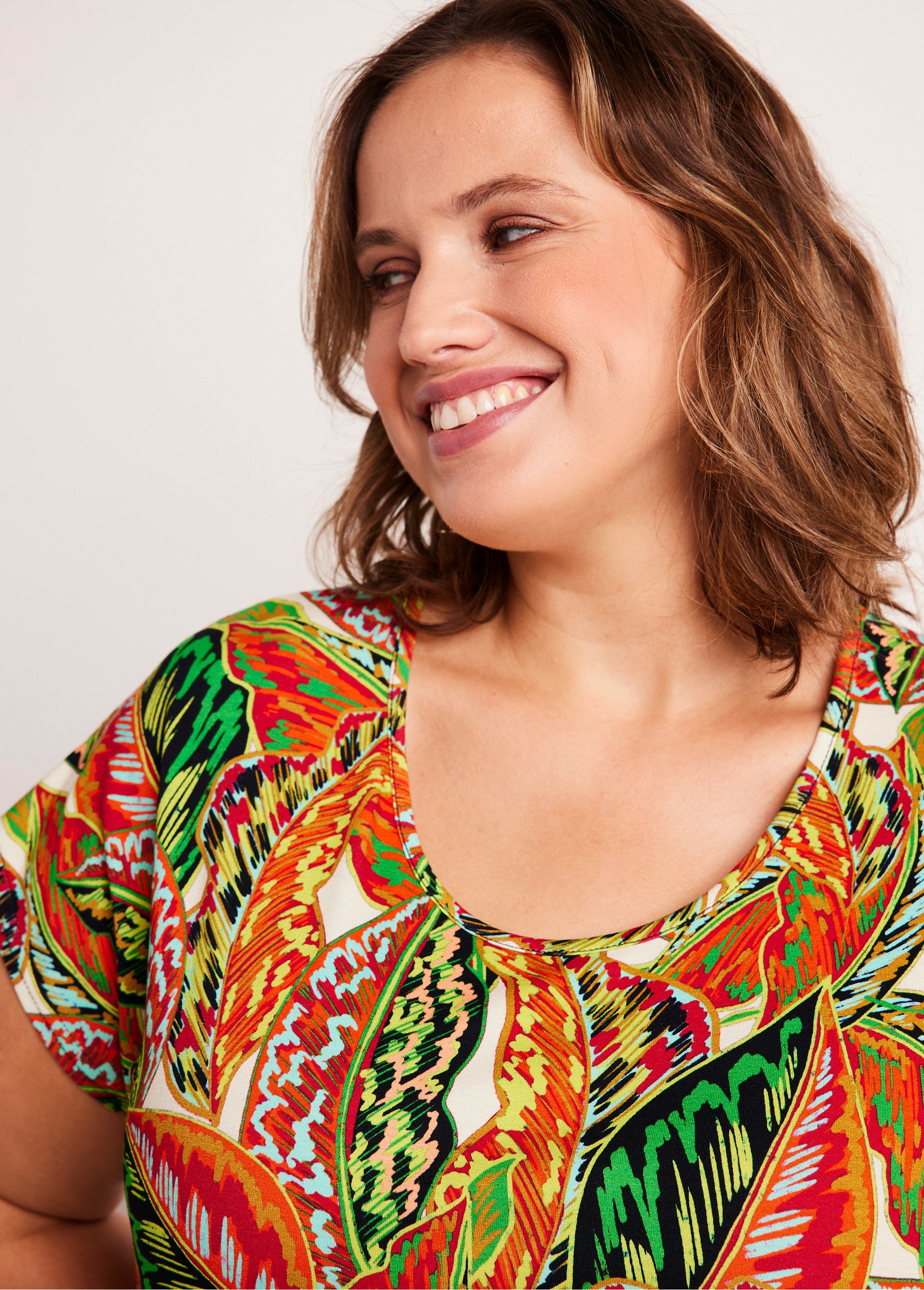 T-shirt court motif feuillage