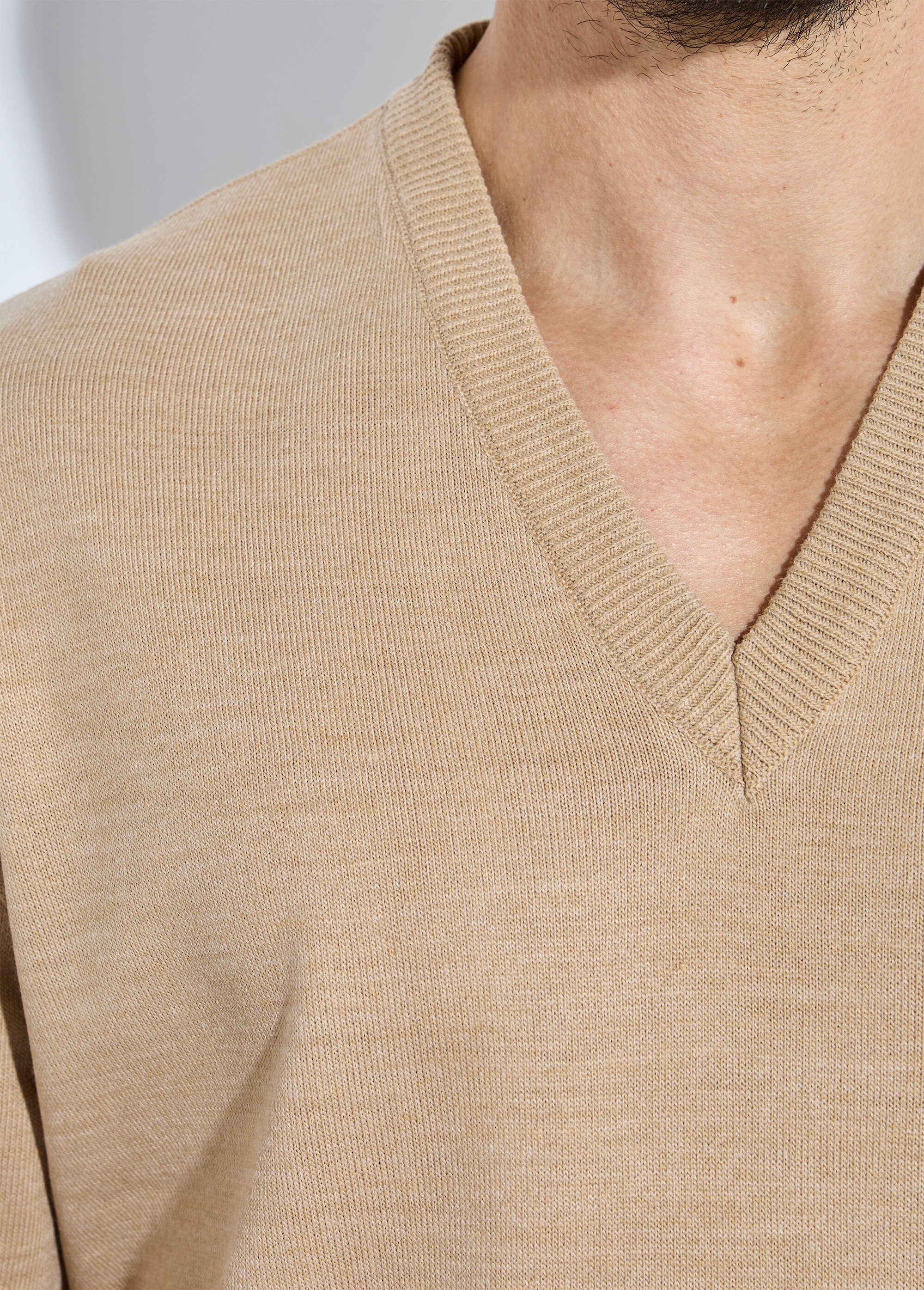 Pull fin col V jersey doux manches longues Homme Beige FINEST DE1