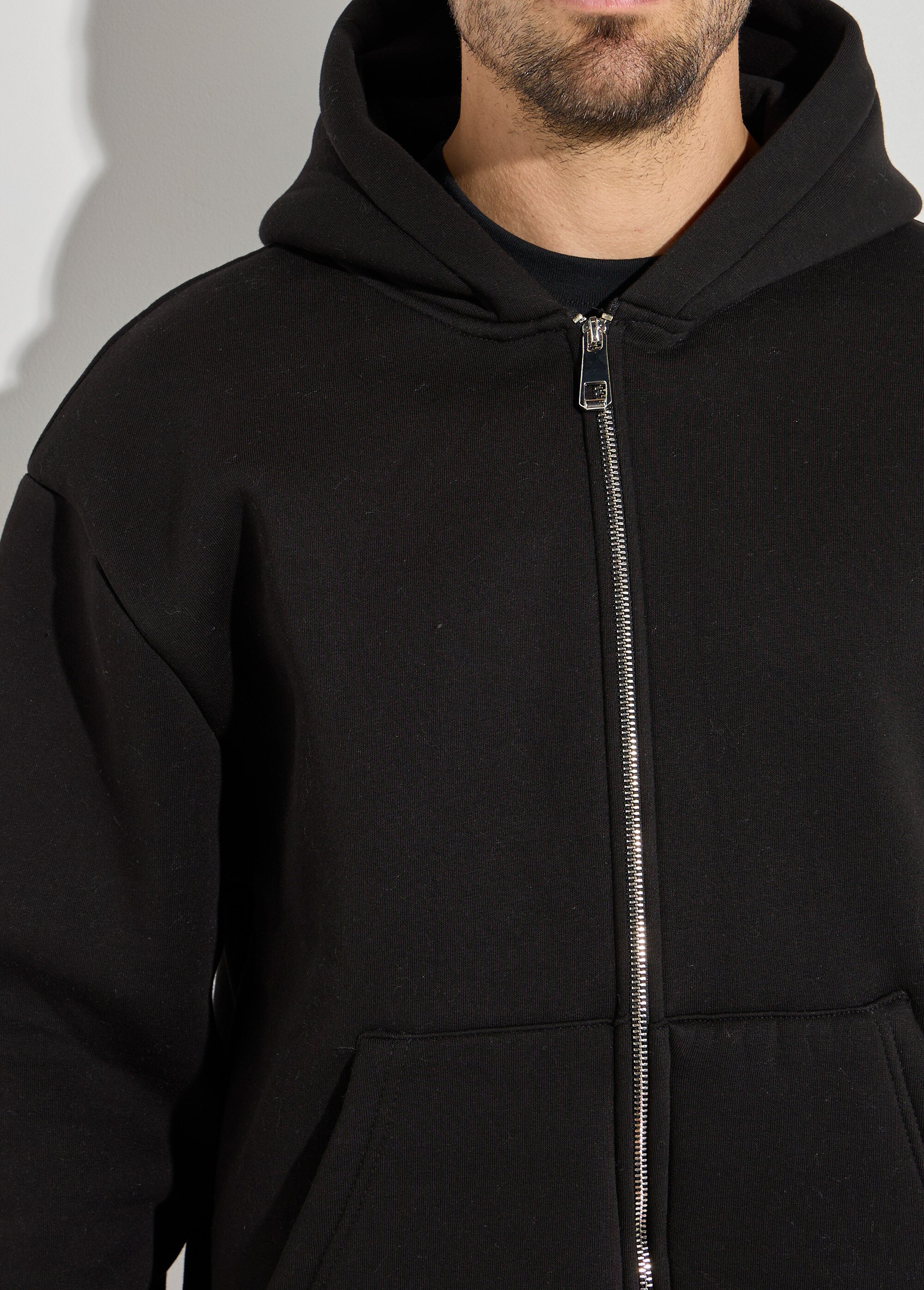 Sweat zippé capuche et poche kangourou