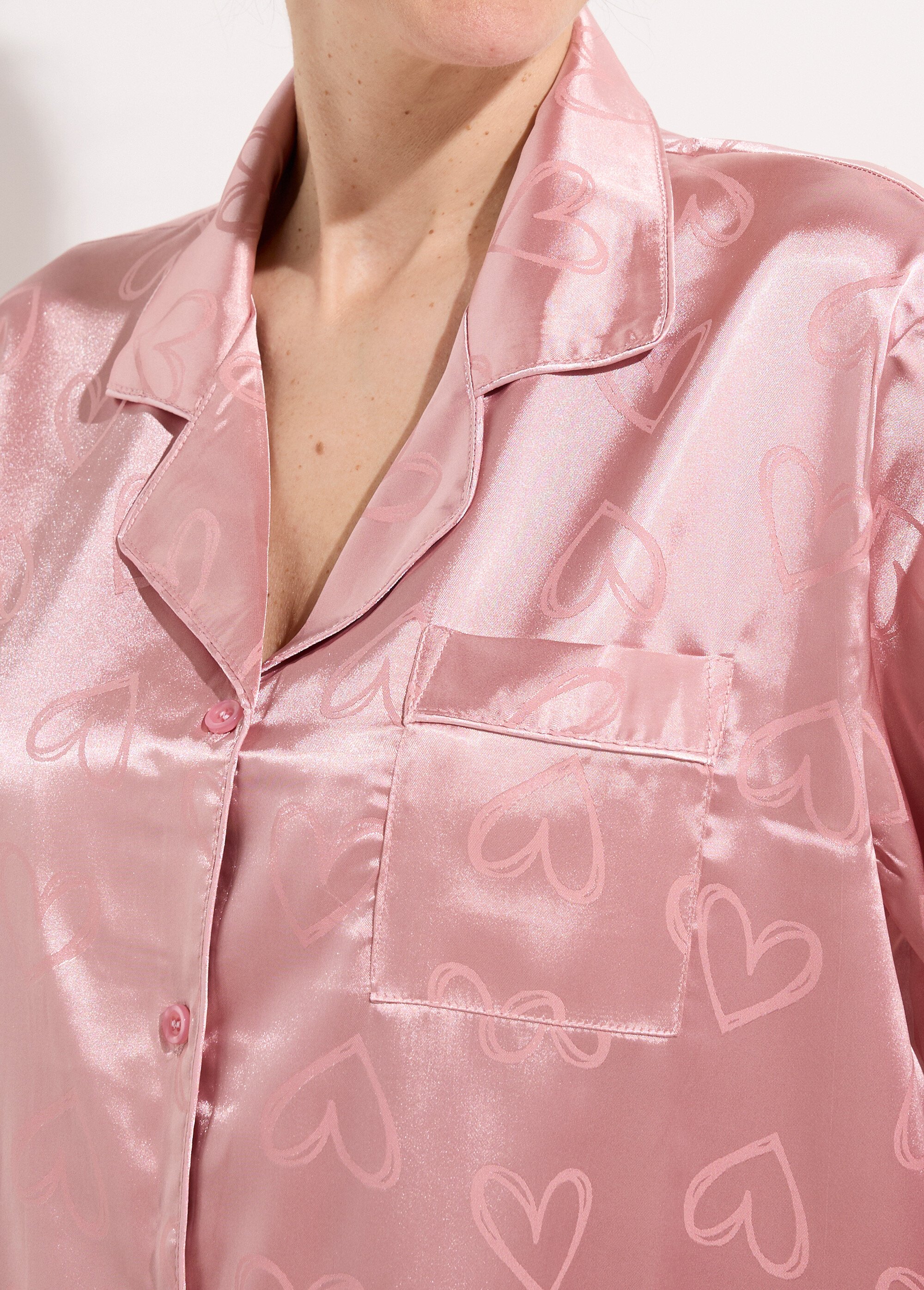 Pyjama long satin avec coeurs imprimés