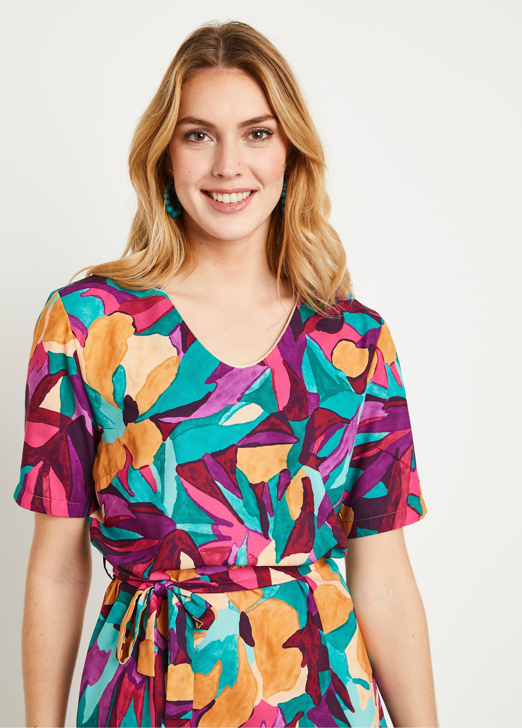 Robe rose à imprimés fleurs et détails dorés