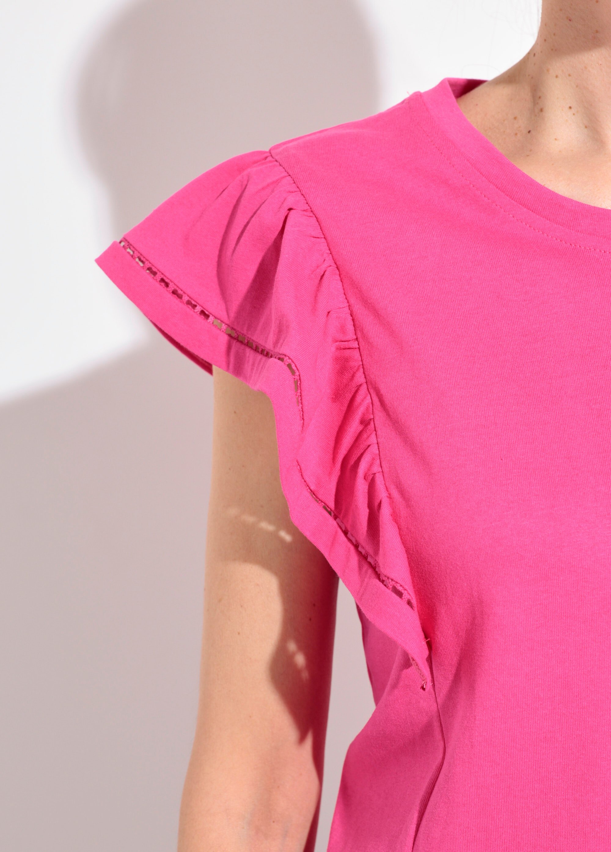 T-shirt manches courtes volantées ajourées
