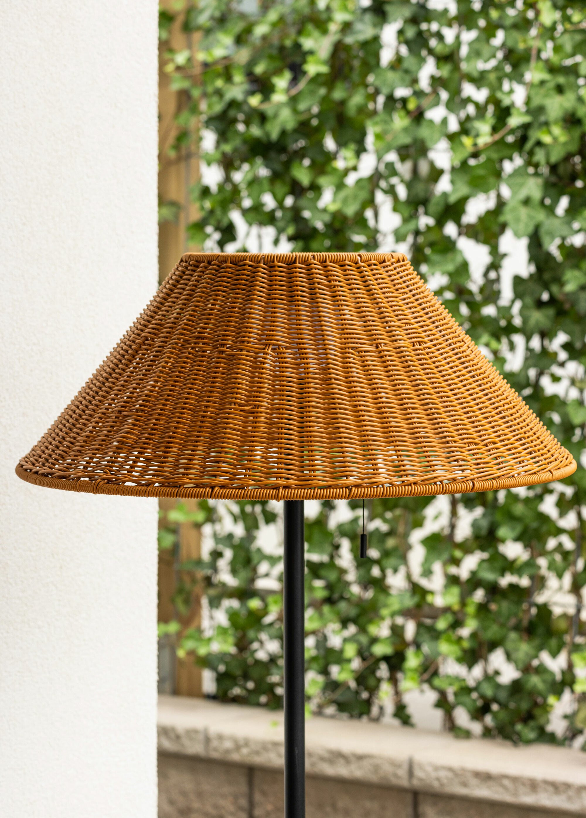 Lampadaire solaire acier avec abat jour