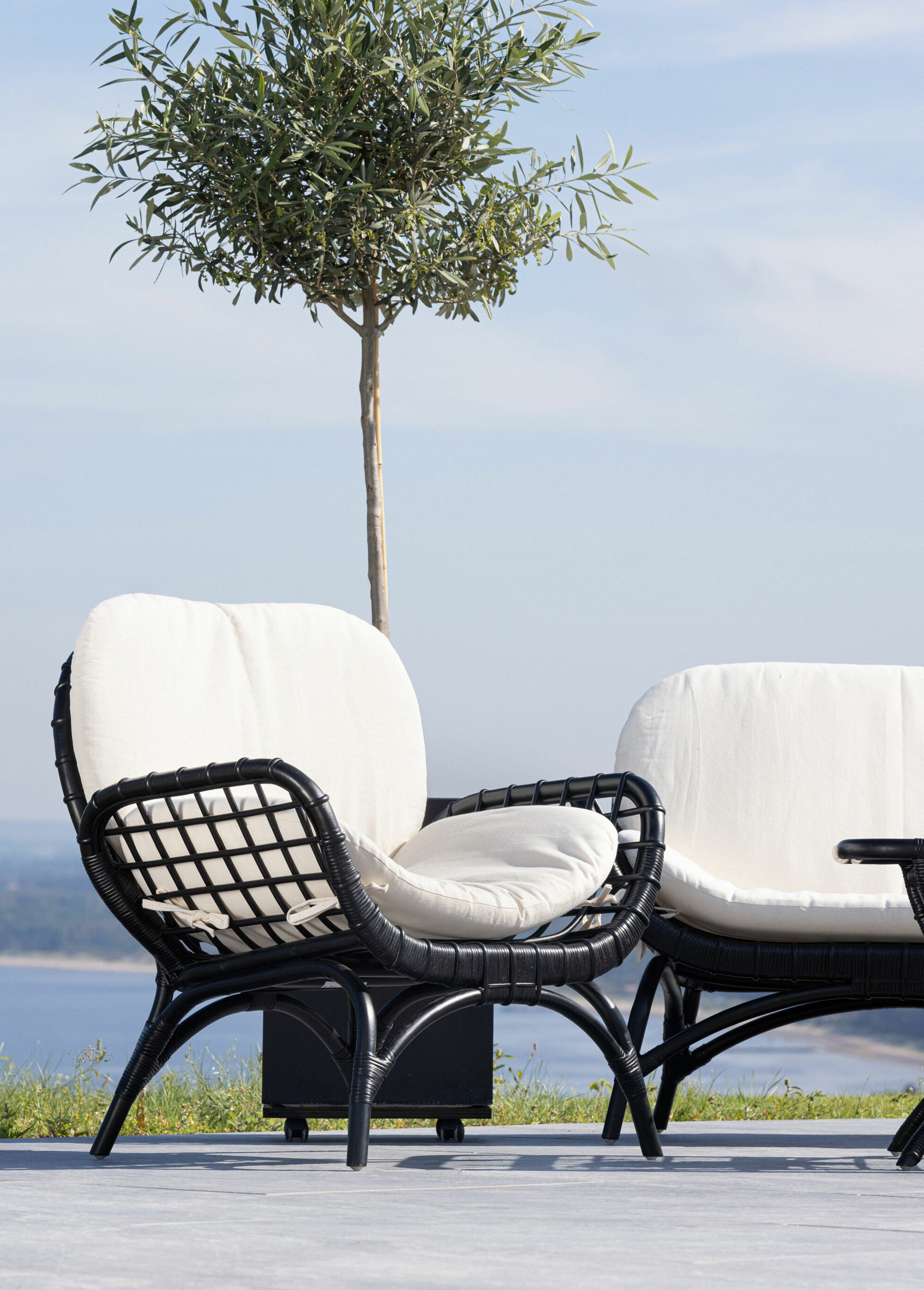 Fauteuil en résine tressée + coussins NOIR VEN-1218-100 SI1