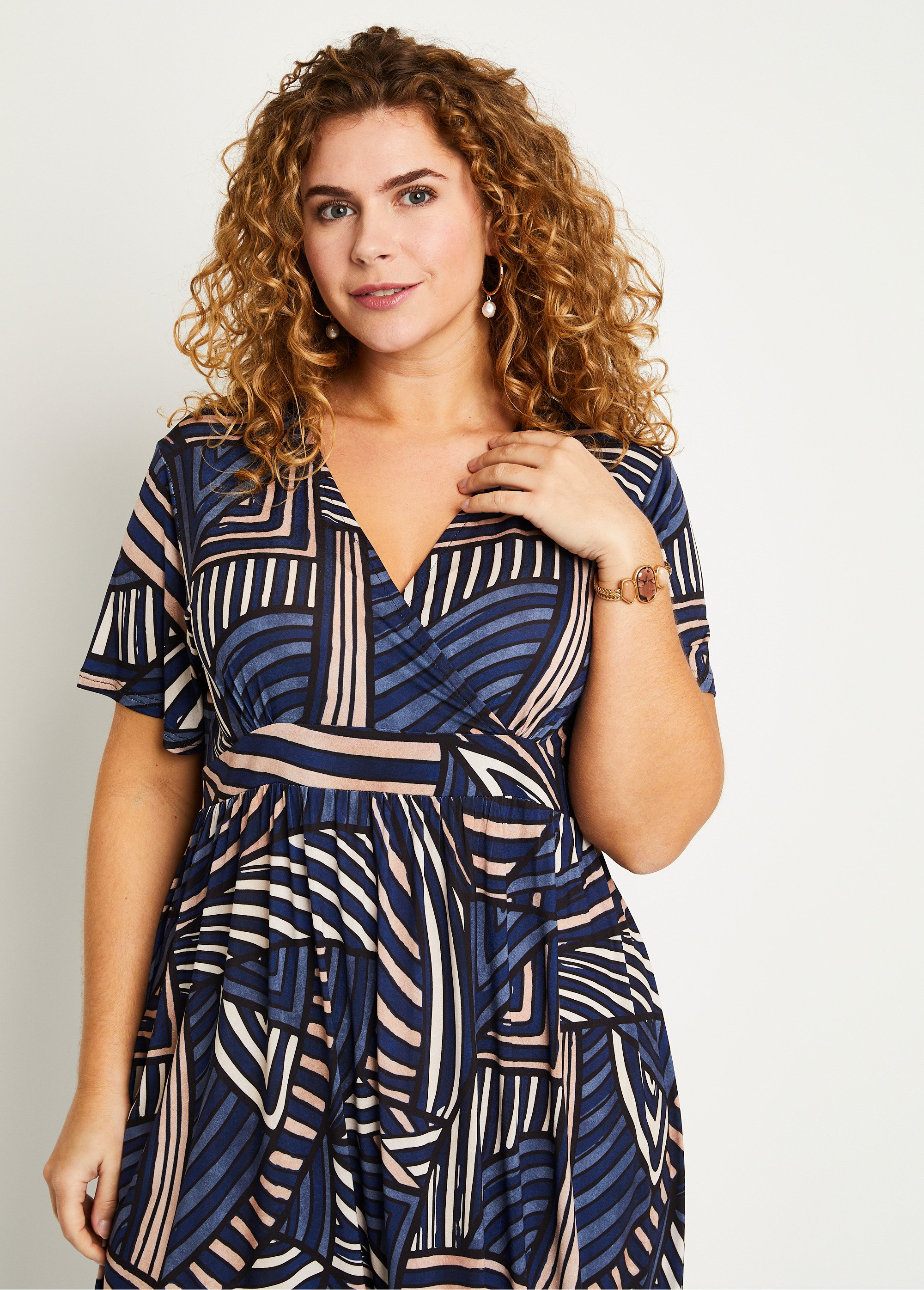 Robe droite courte cache-coeur graphique