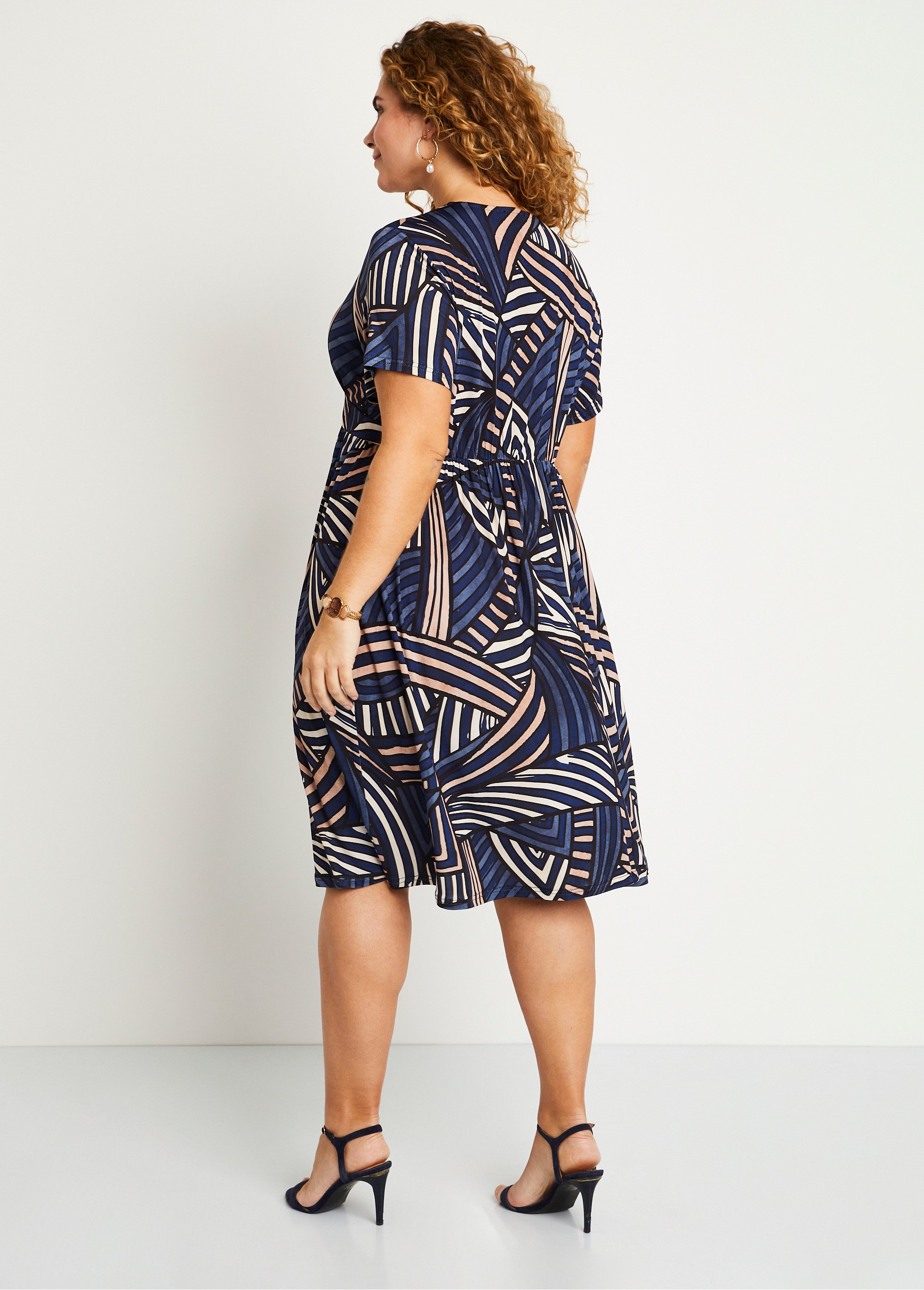 Robe droite courte cache-coeur graphique