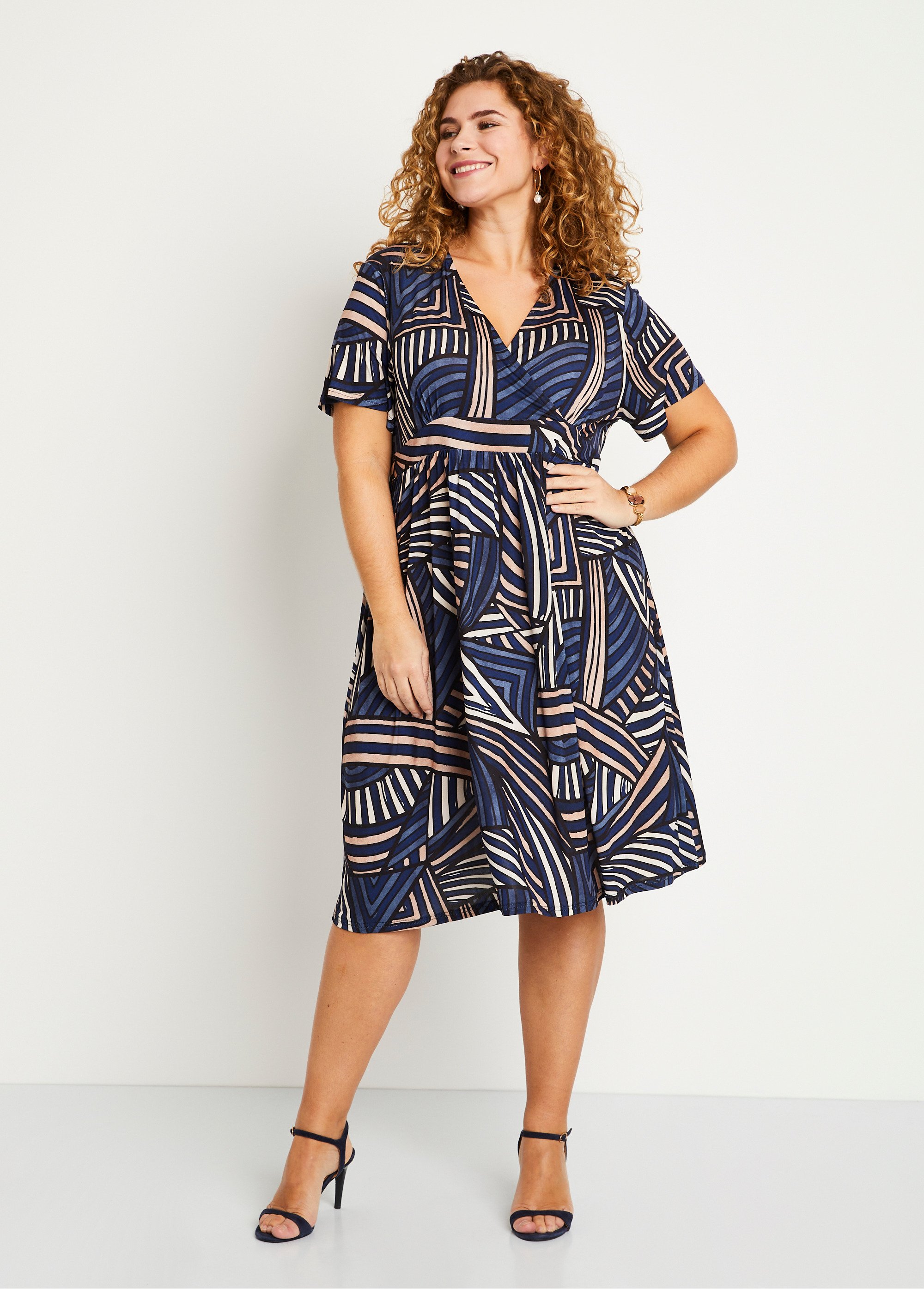 Robe droite courte cache-coeur graphique