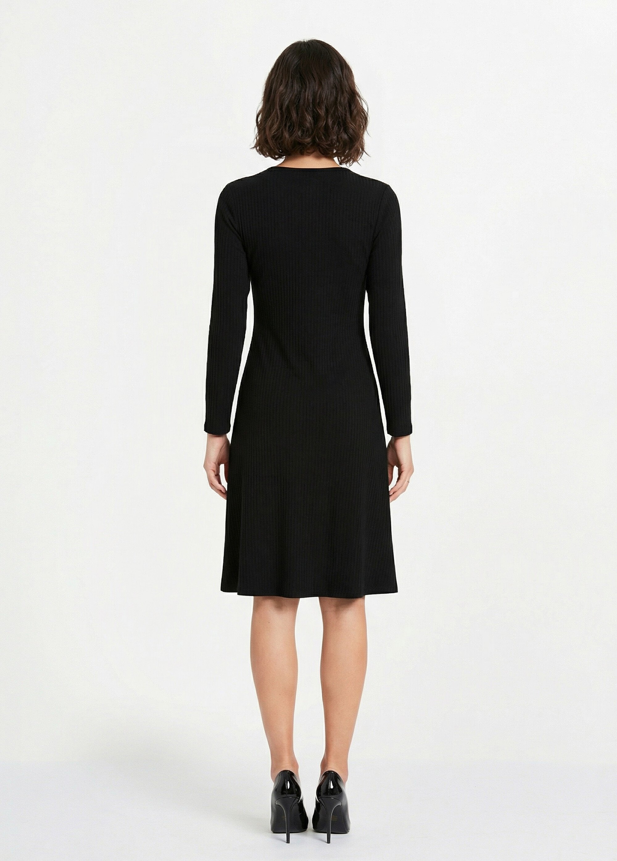 Robe unie courte col V en maille côtelée