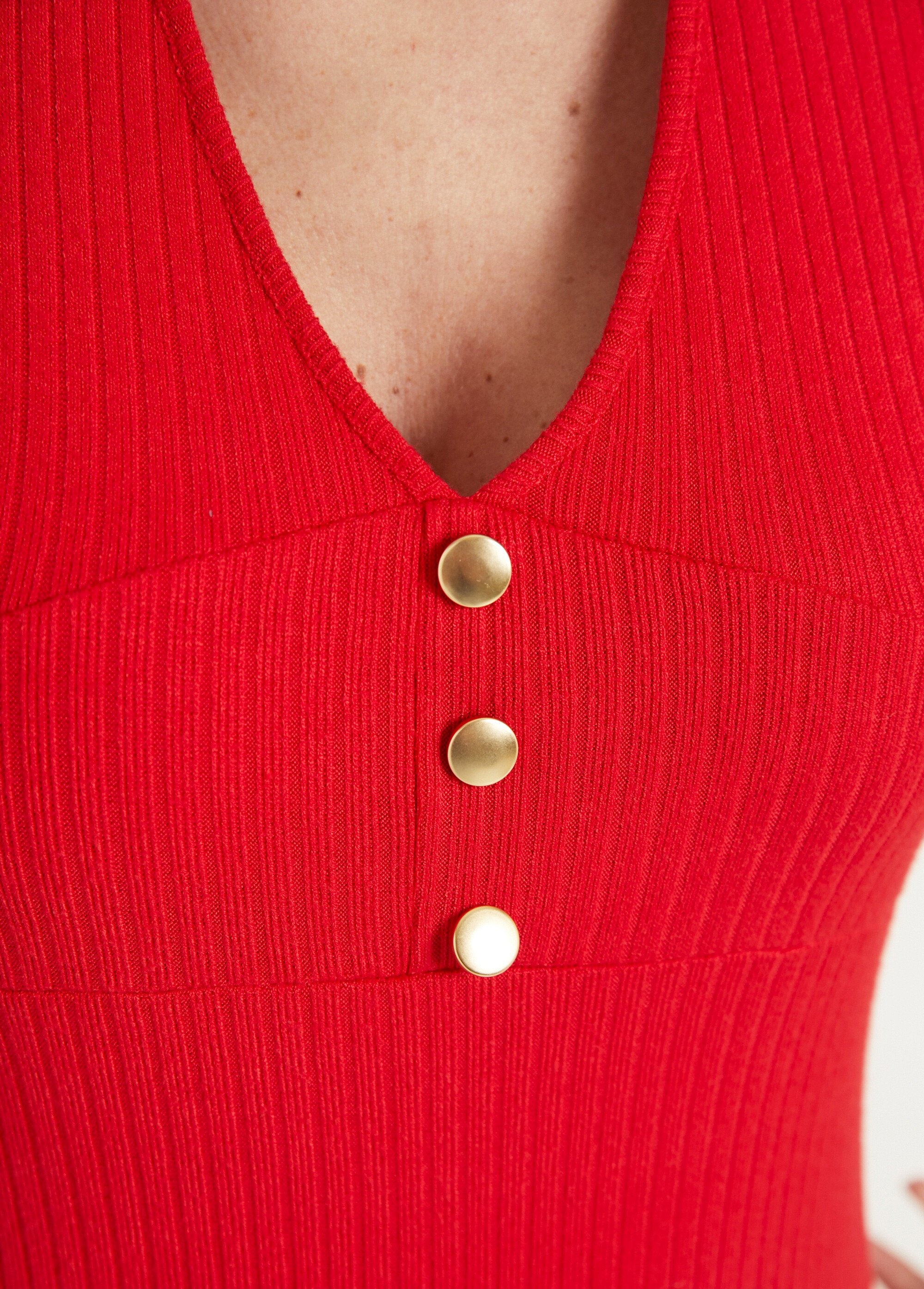 Robe unie courte col V en maille côtelée